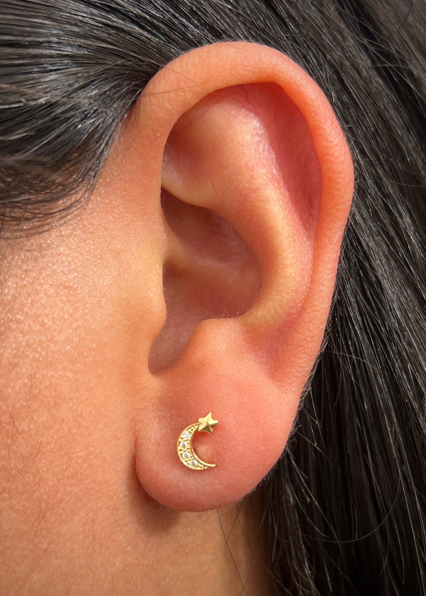 Topos Luna con estrella 0.9gr / Largo 0.7cm — Oro Amarillo