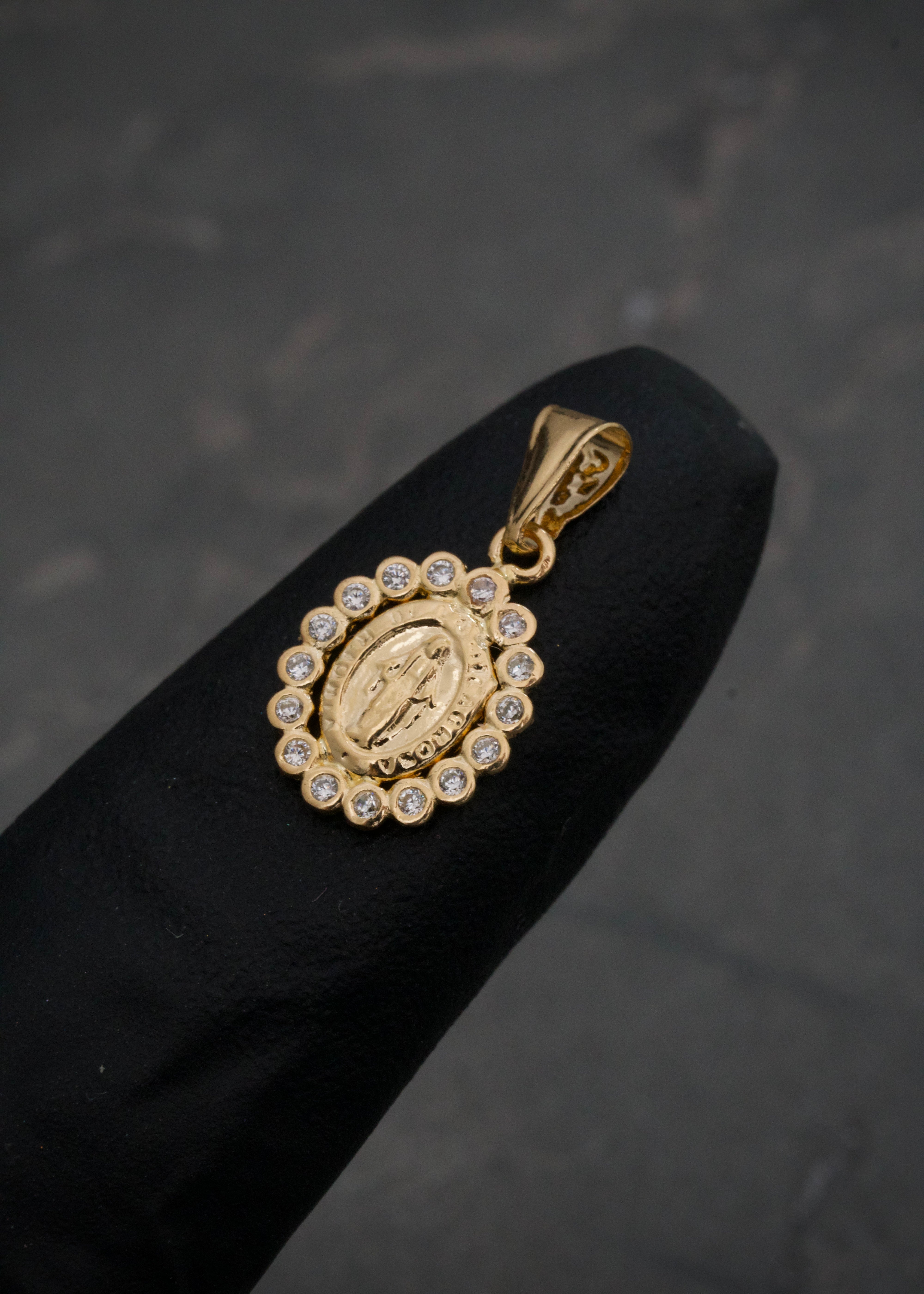 Dije virgen de la milagrosa con swarovski blanco 0.5gr / Largo 1.7cm / Oro Amarillo Nac B