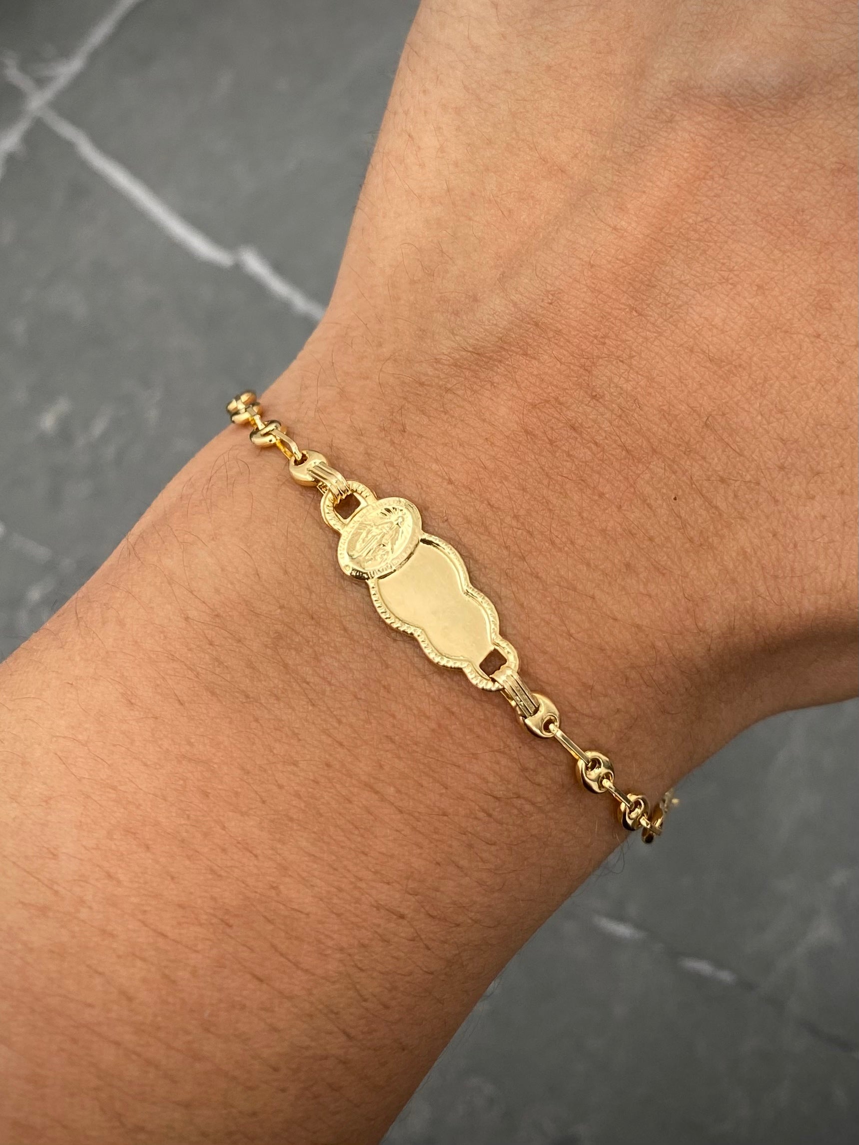 Pulso bebe con placa virgen de la milagrosa 1.8gr / Largo 15cm — Oro Amarillo