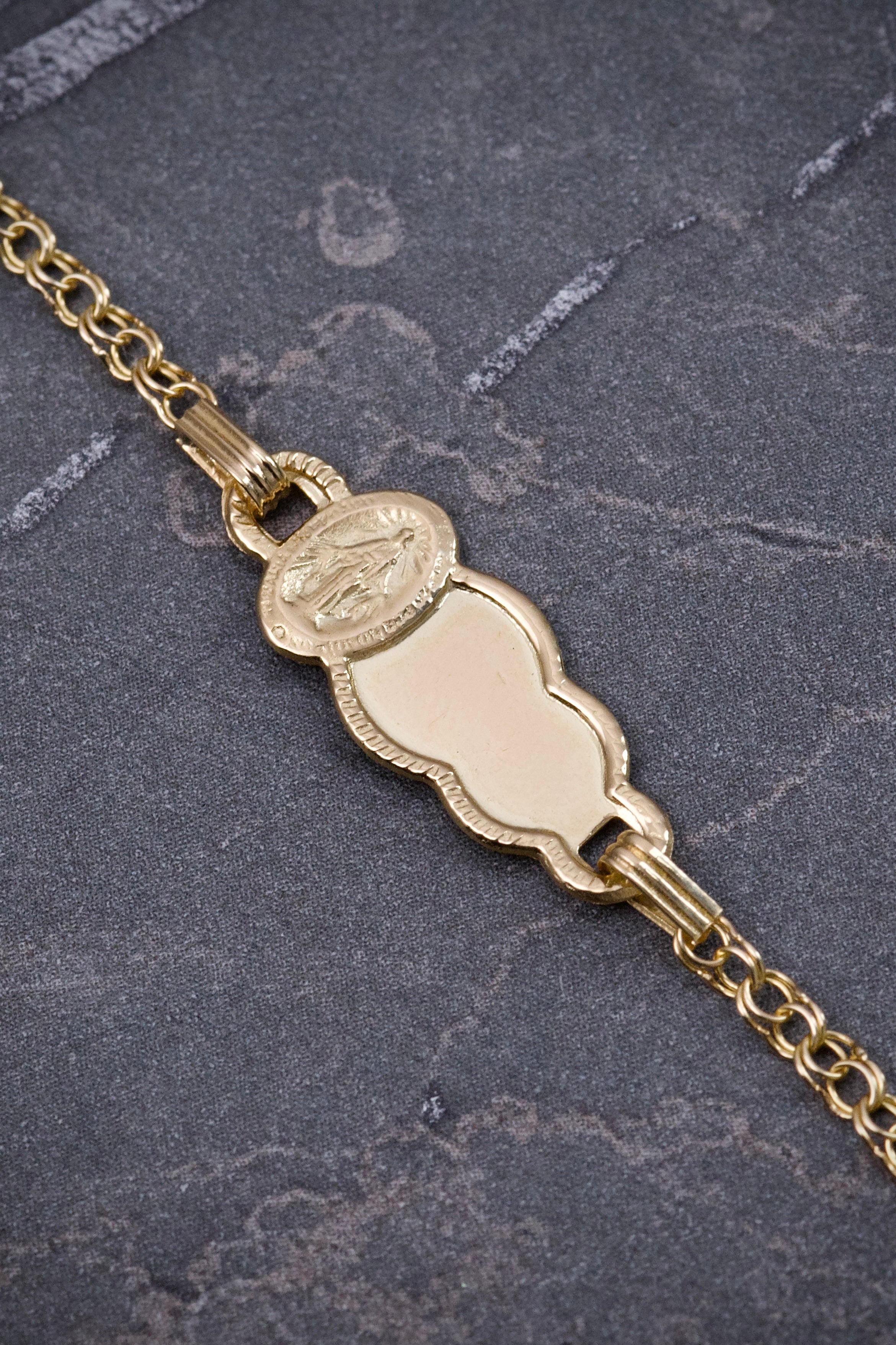 Pulso bebe con placa virgen de la milagrosa 1.4gr / Largo 14cm — Oro Amarillo