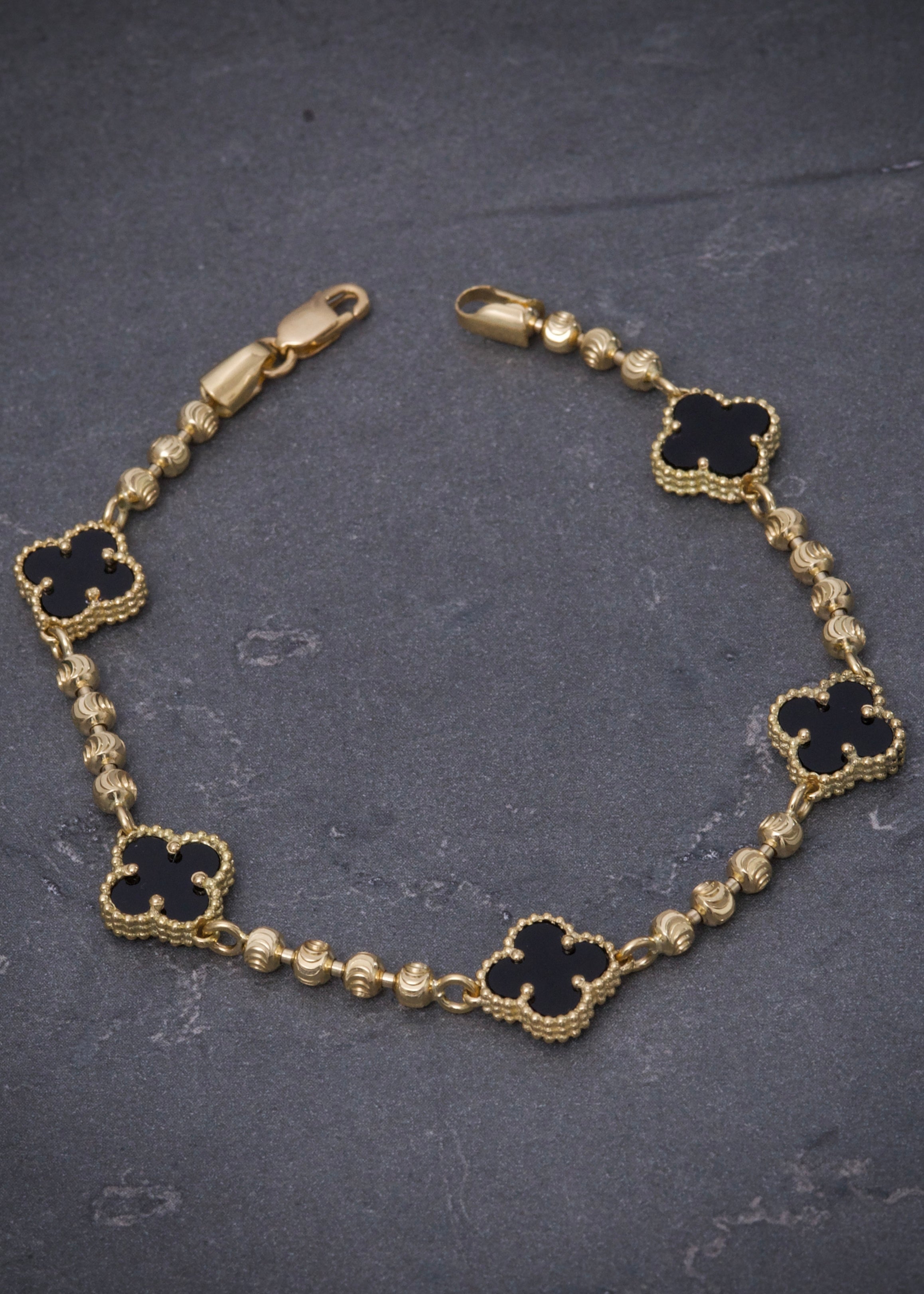Pulso lucky clover piedra negra 7.8gr / Largo 17.5cm / Oro Amarillo Nac M