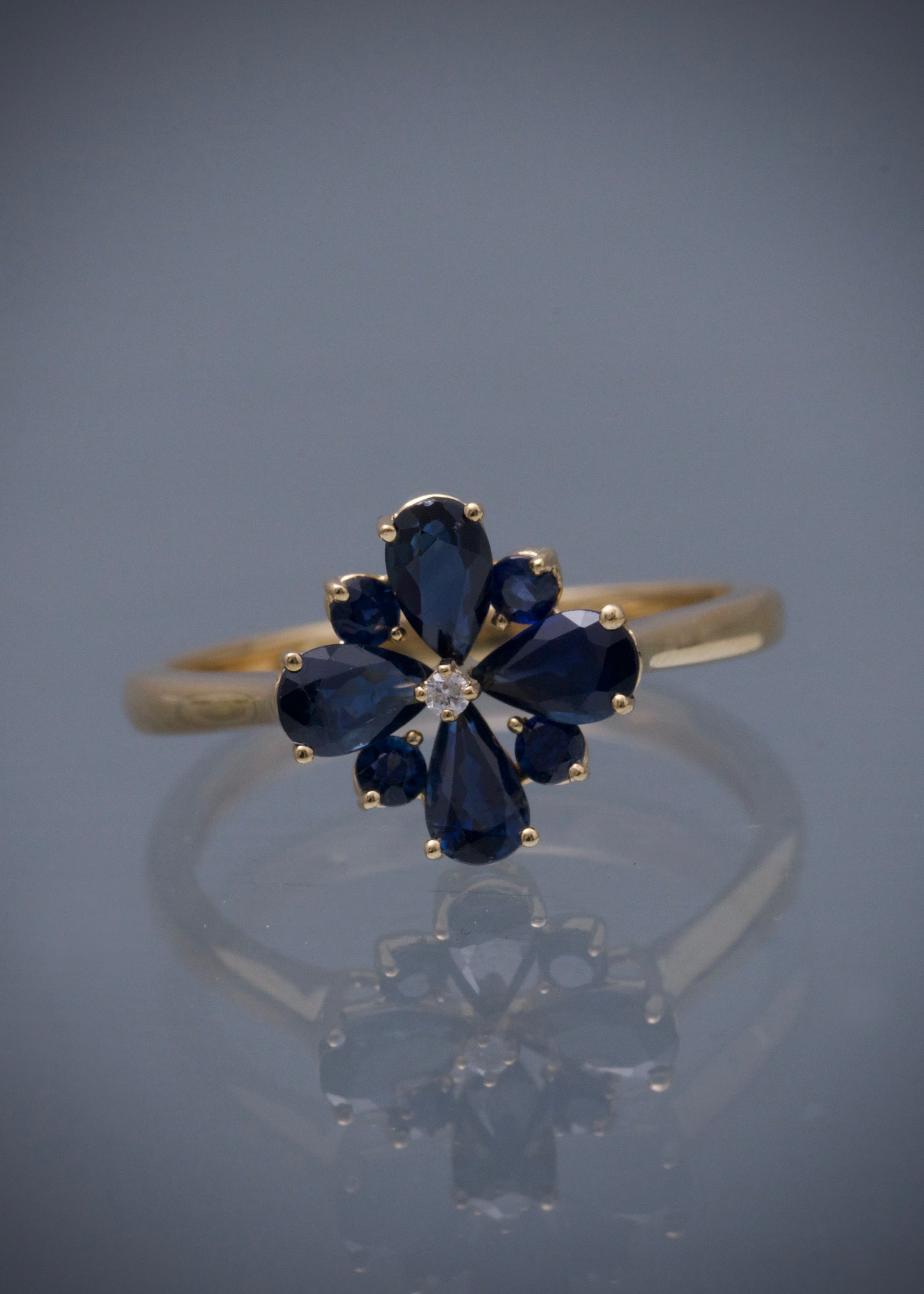 Anillo flor con 144pts de zafiro y 3pts de diamante 2.4gr / TALLA 6 1/4 / Oro Amarillo (Joya) P