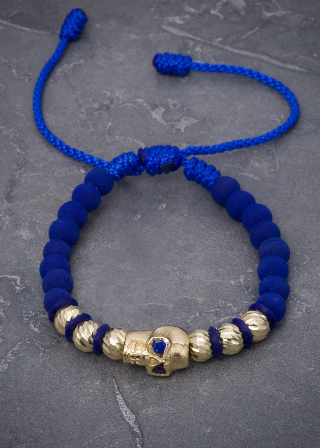 Pulsera en hilo azul con herraje de calavera 5.35gr — Oro Amarillo