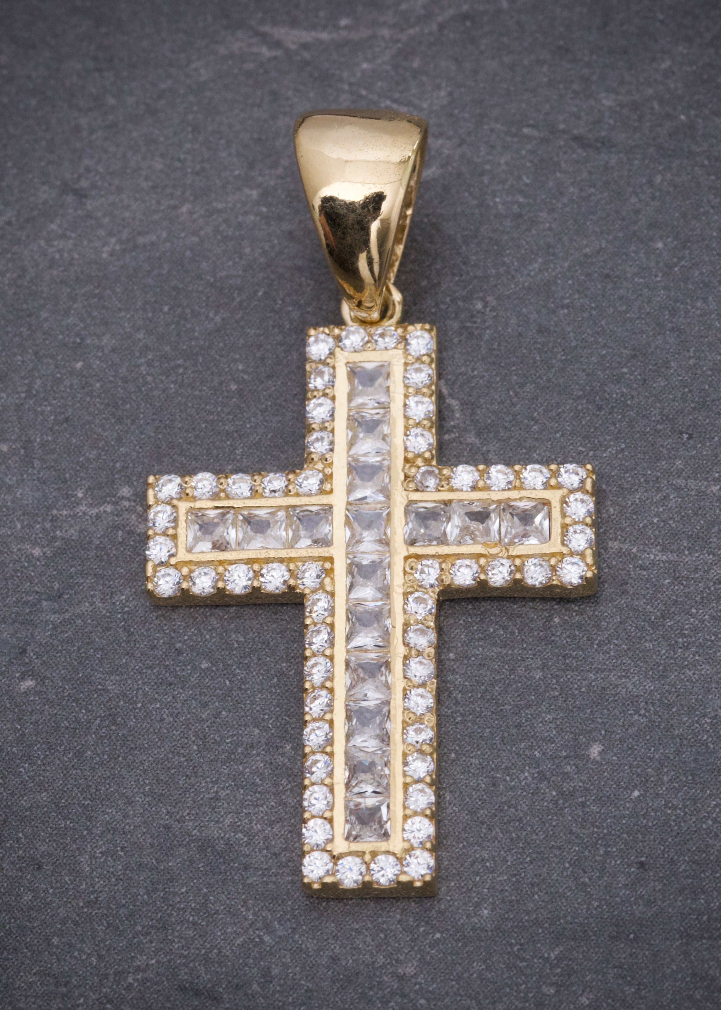 Dije cruz con swarovski blanco 3.2gr / Largo 3.4cm / Oro Amarillo Nac B