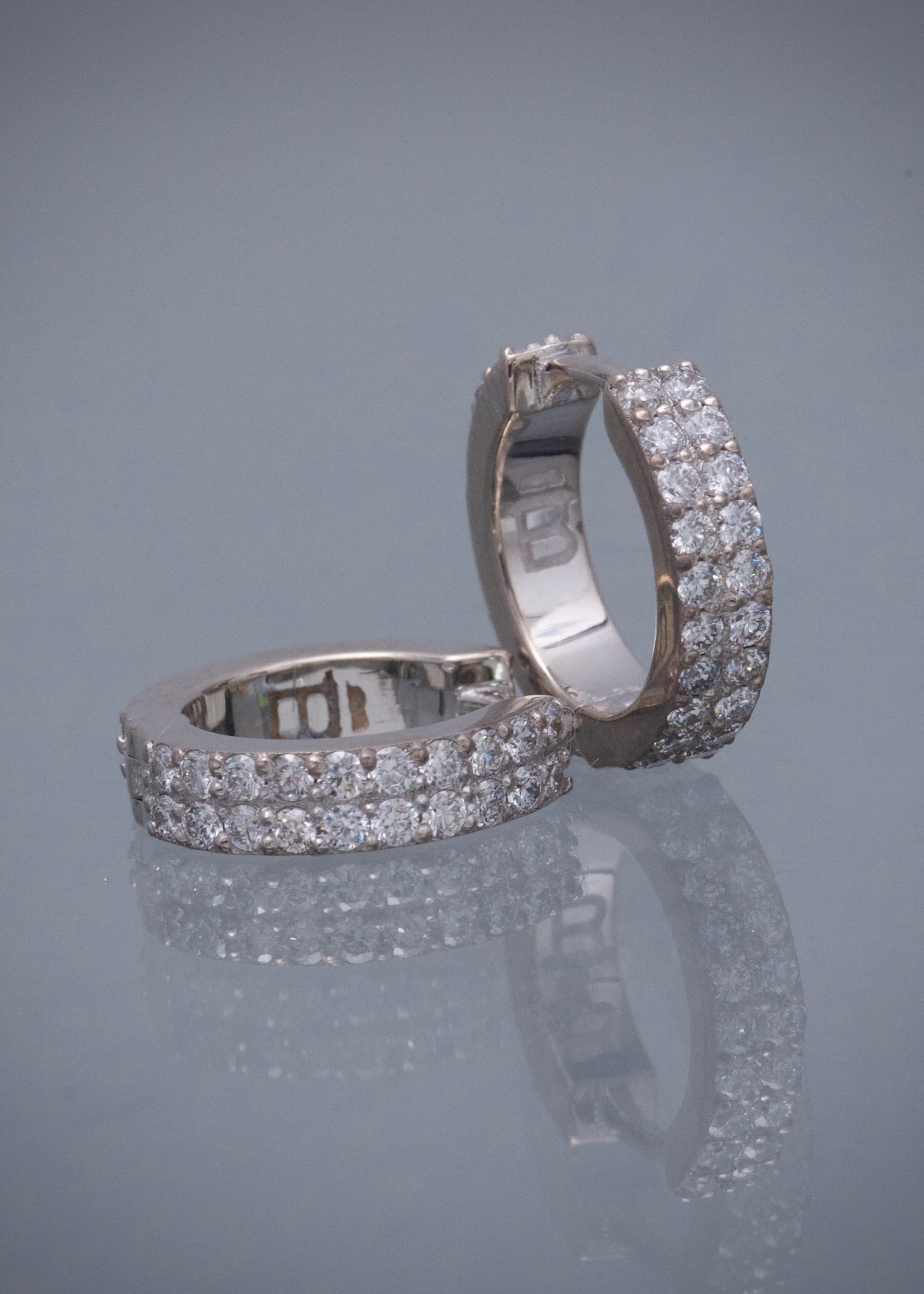 Candongas con 114pts de diamantes 5.25gr / Largo 1.3cm / Oro Blanco (Joya) M