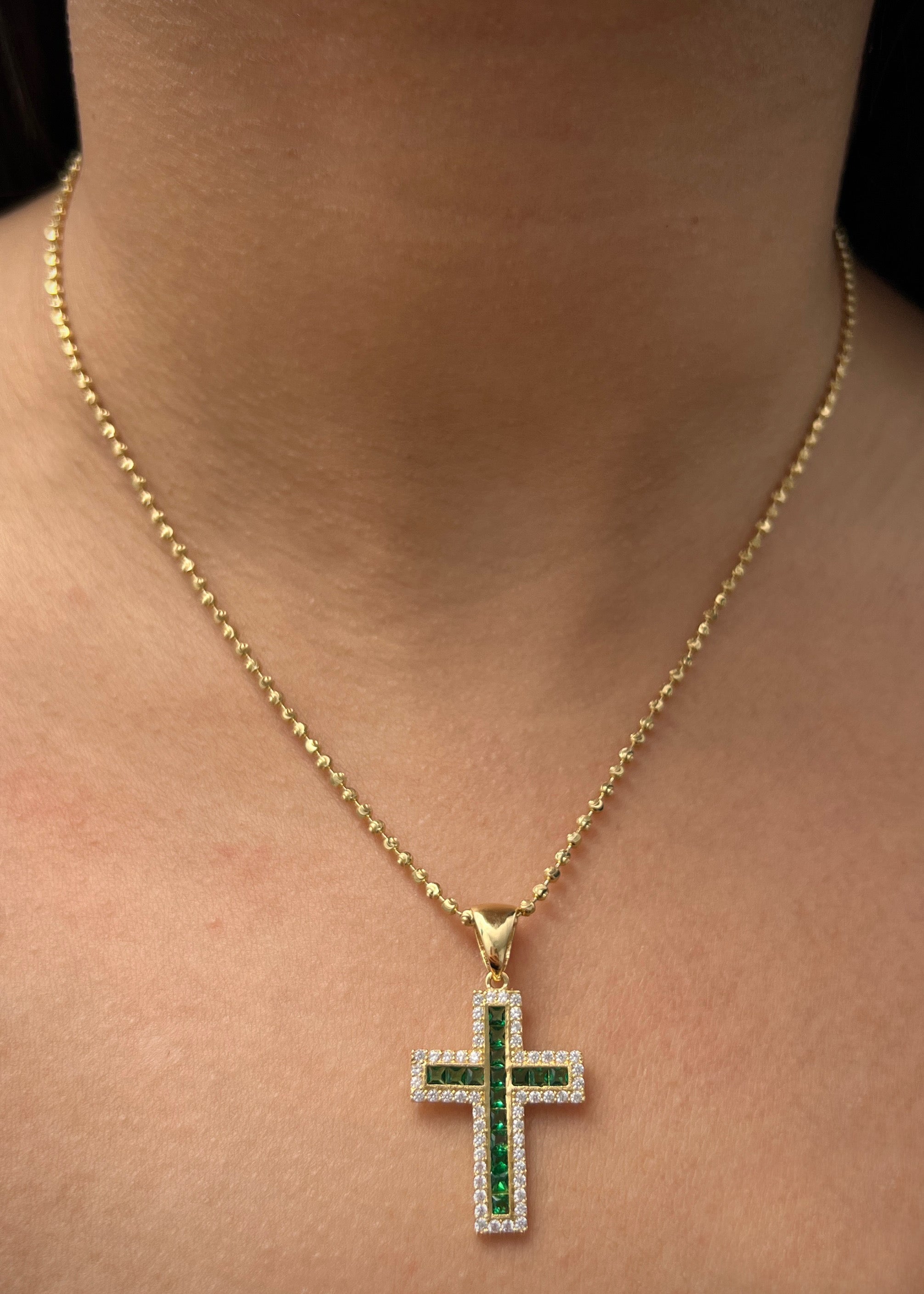 Dije cruz con swarovski verde y blanco 3.1gr / Largo 3.4cm / Oro Amarillo Nac B