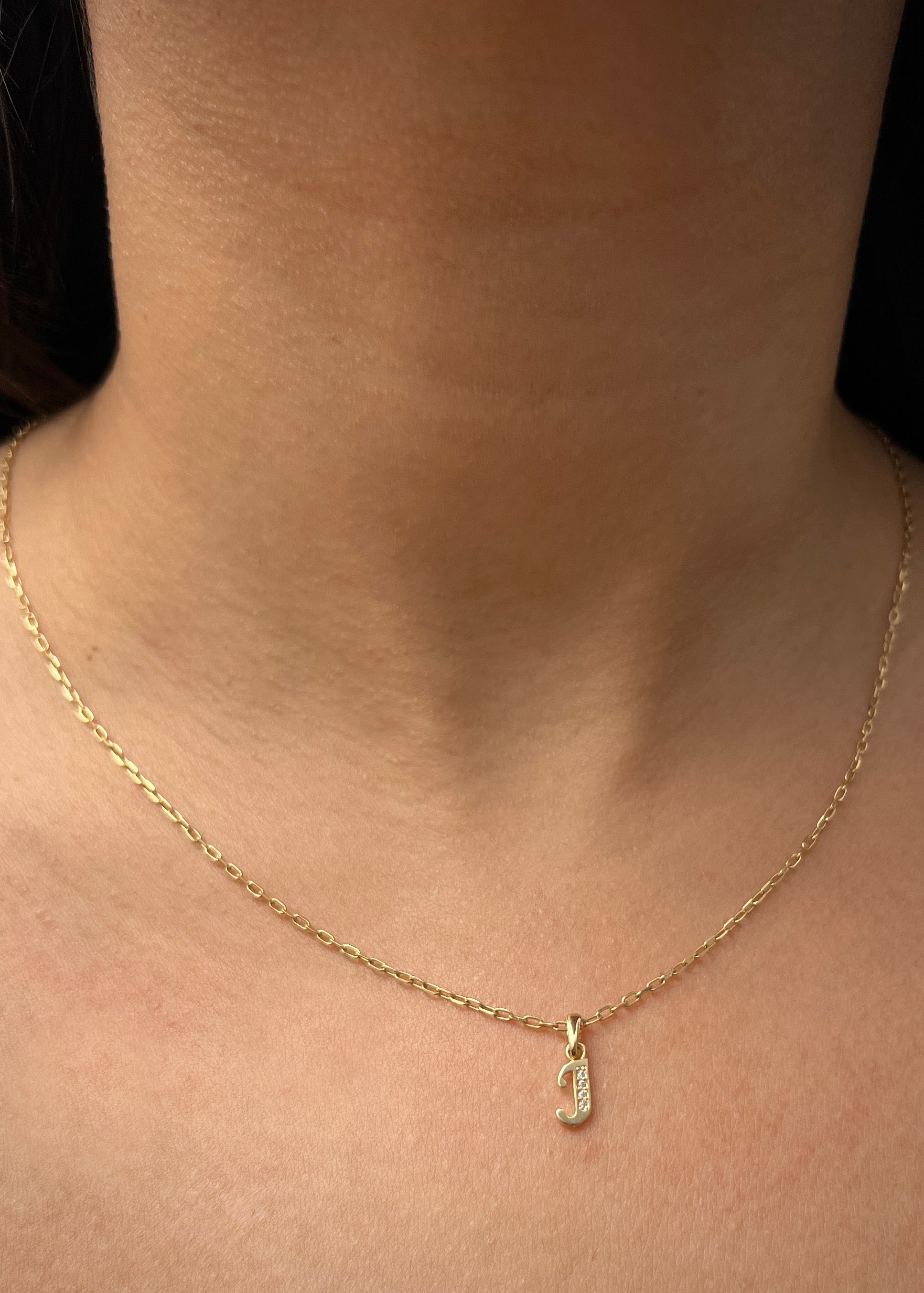 Dije letra J con swarovski blanco 0.45gr / Largo 1.4cm / Oro Amarillo Nac B