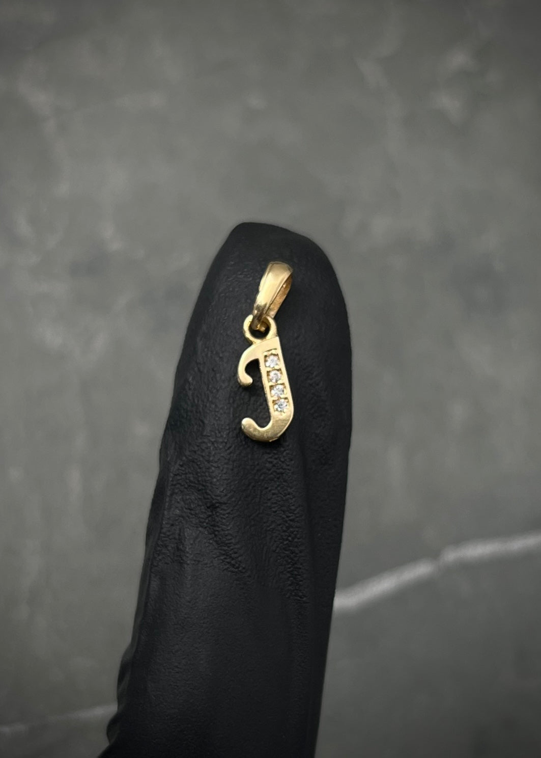 Dije letra J con swarovski blanco 0.45gr / Largo 1.4cm / Oro Amarillo Nac B