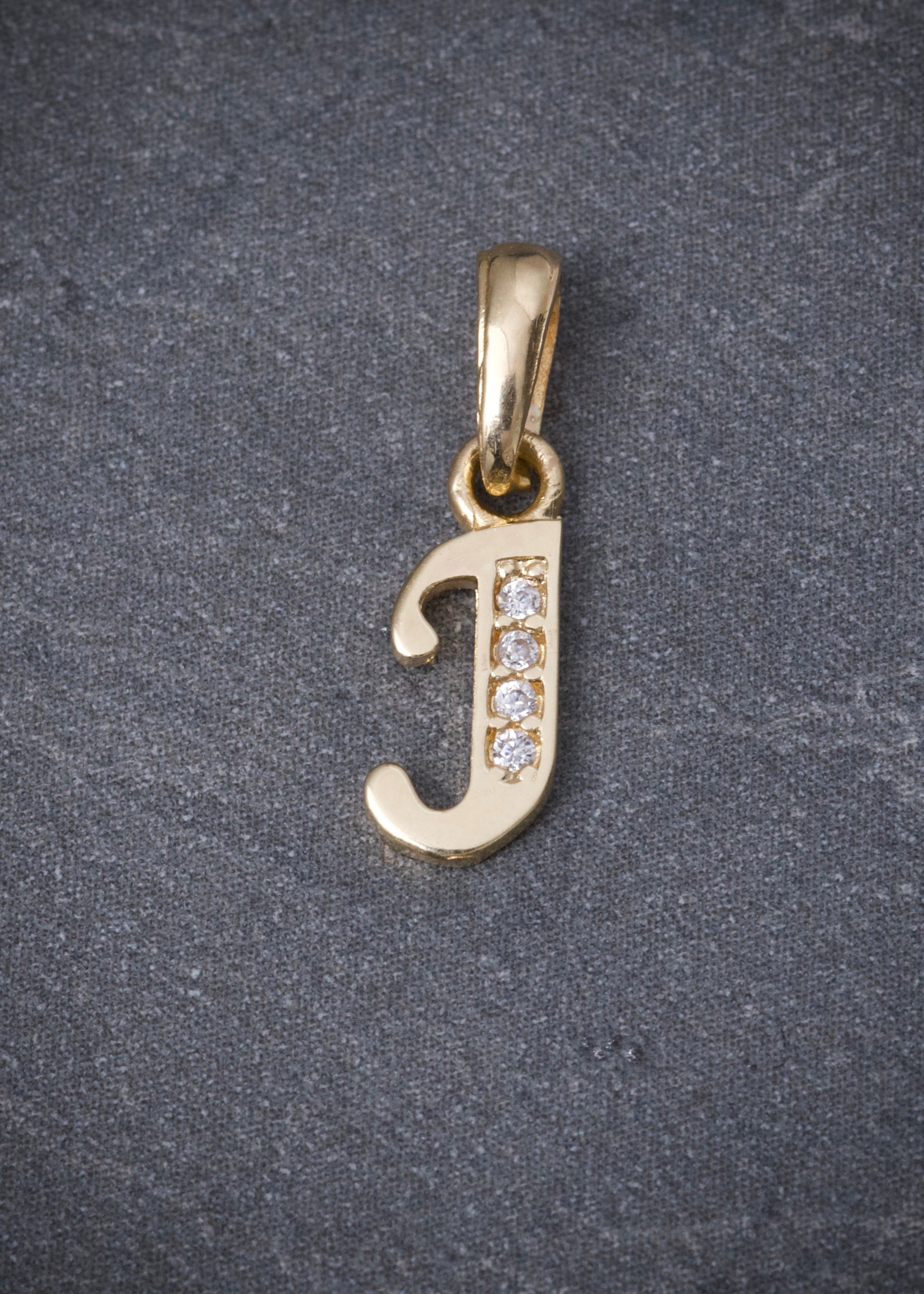 Dije letra J con swarovski blanco 0.45gr / Largo 1.4cm / Oro Amarillo Nac B