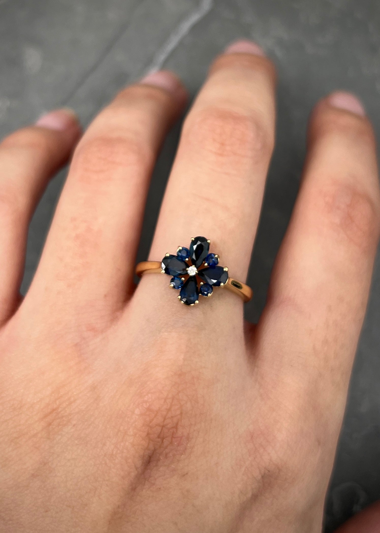 Anillo flor con 144pts de zafiro y 3pts de diamante 2.4gr / TALLA 6 1/4 / Oro Amarillo (Joya) P