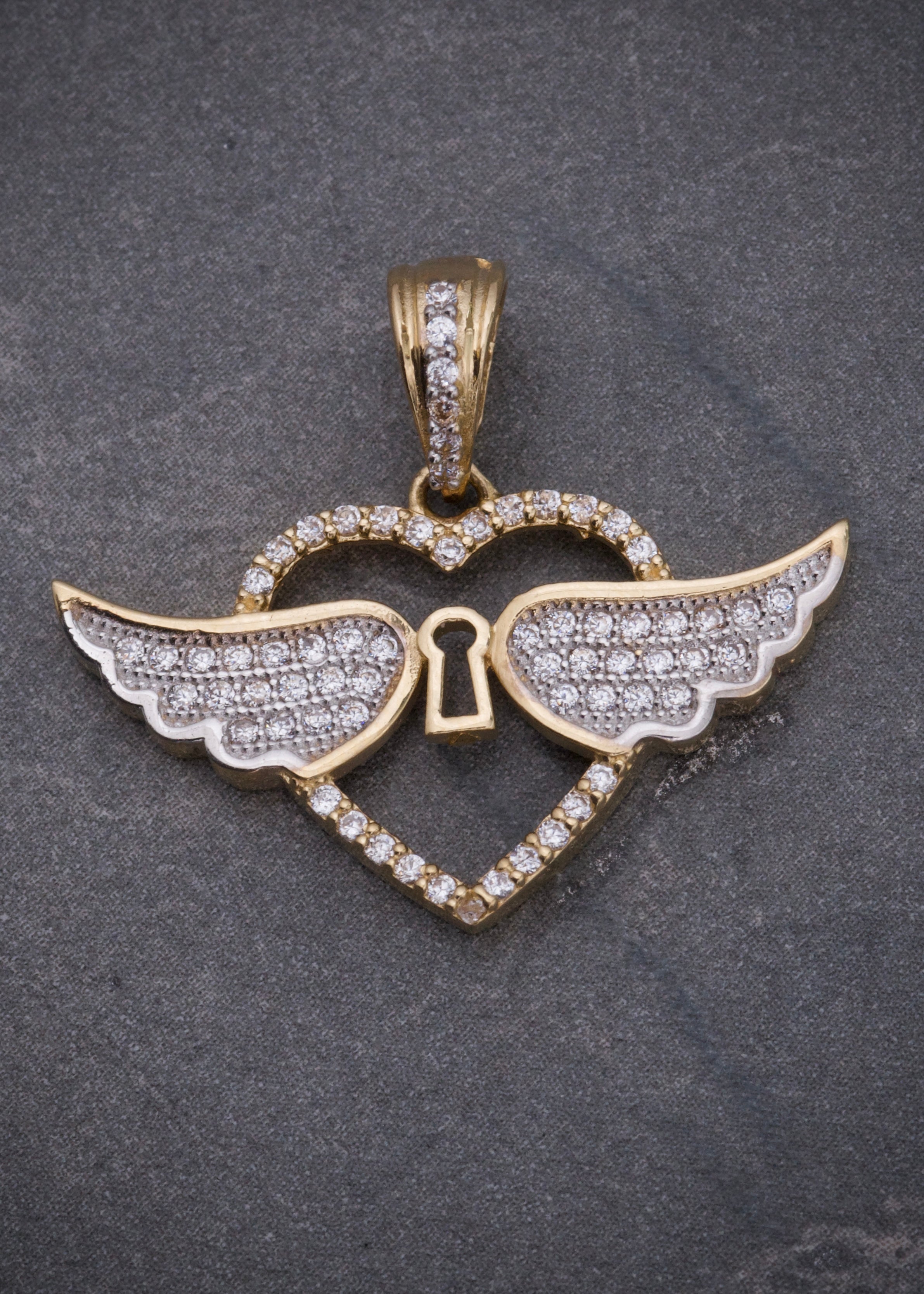 Dije corazon con alas. 2.9gr / Largo 2.2cm / Oro Amarillo Nac B