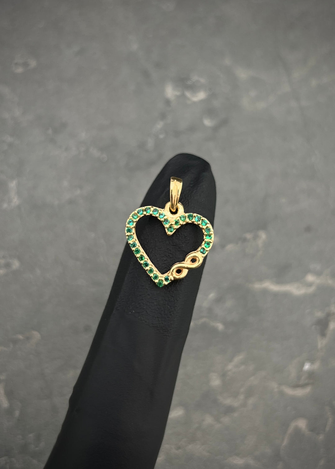 Dije corazon con swarovski verde 1.25gr / Largo 1.8cm — Oro Amarillo