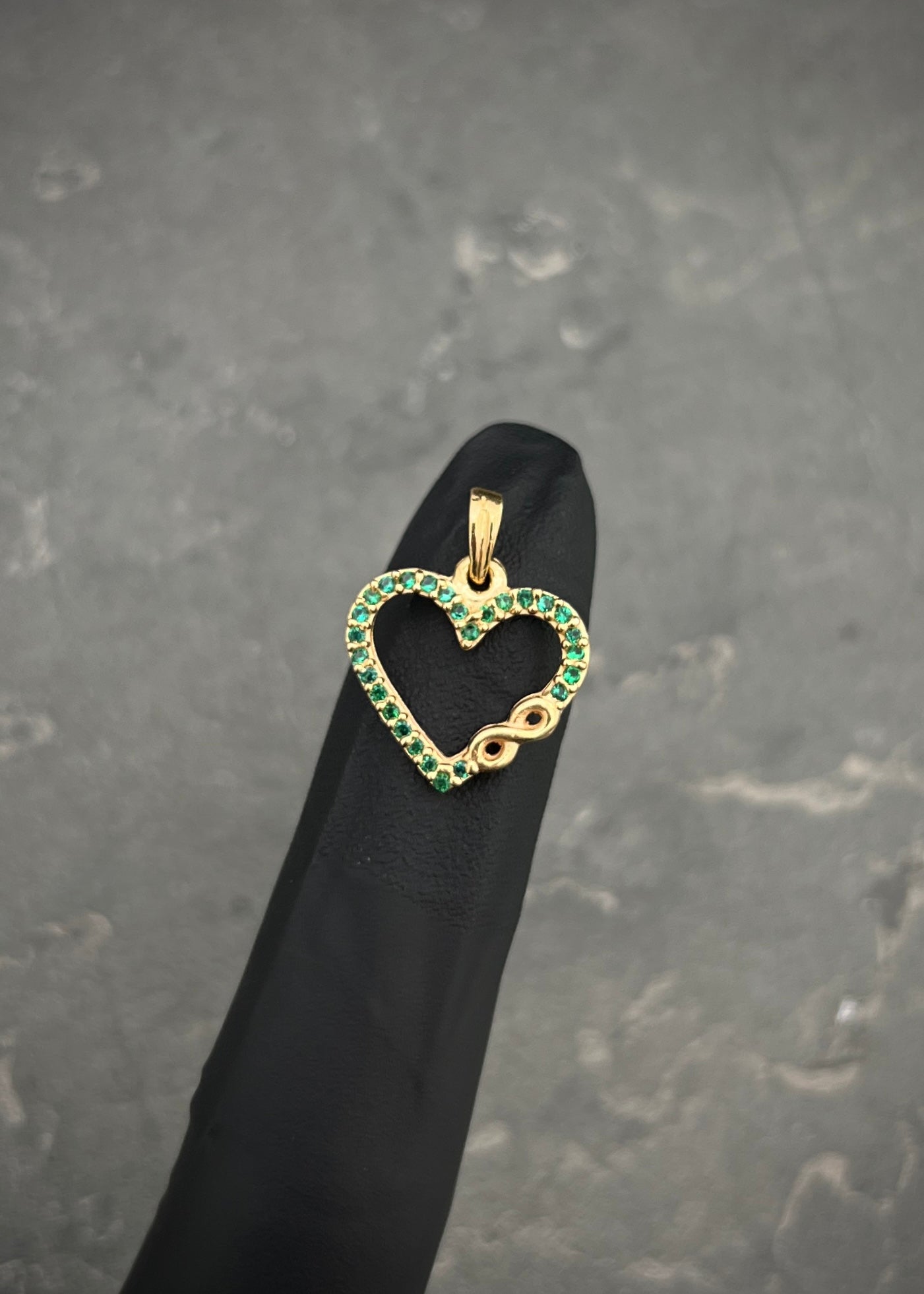 Dije corazon con swarovski verde 1.25gr / Largo 1.8cm / Oro Amarillo Nac B