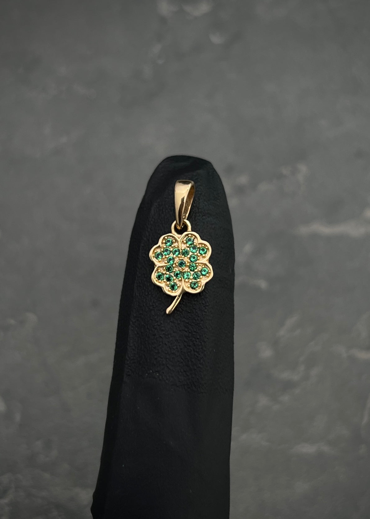 Dije Trebol con swarovski verde 0.8gr / Largo 1.7cm / Oro Amarillo Nac M