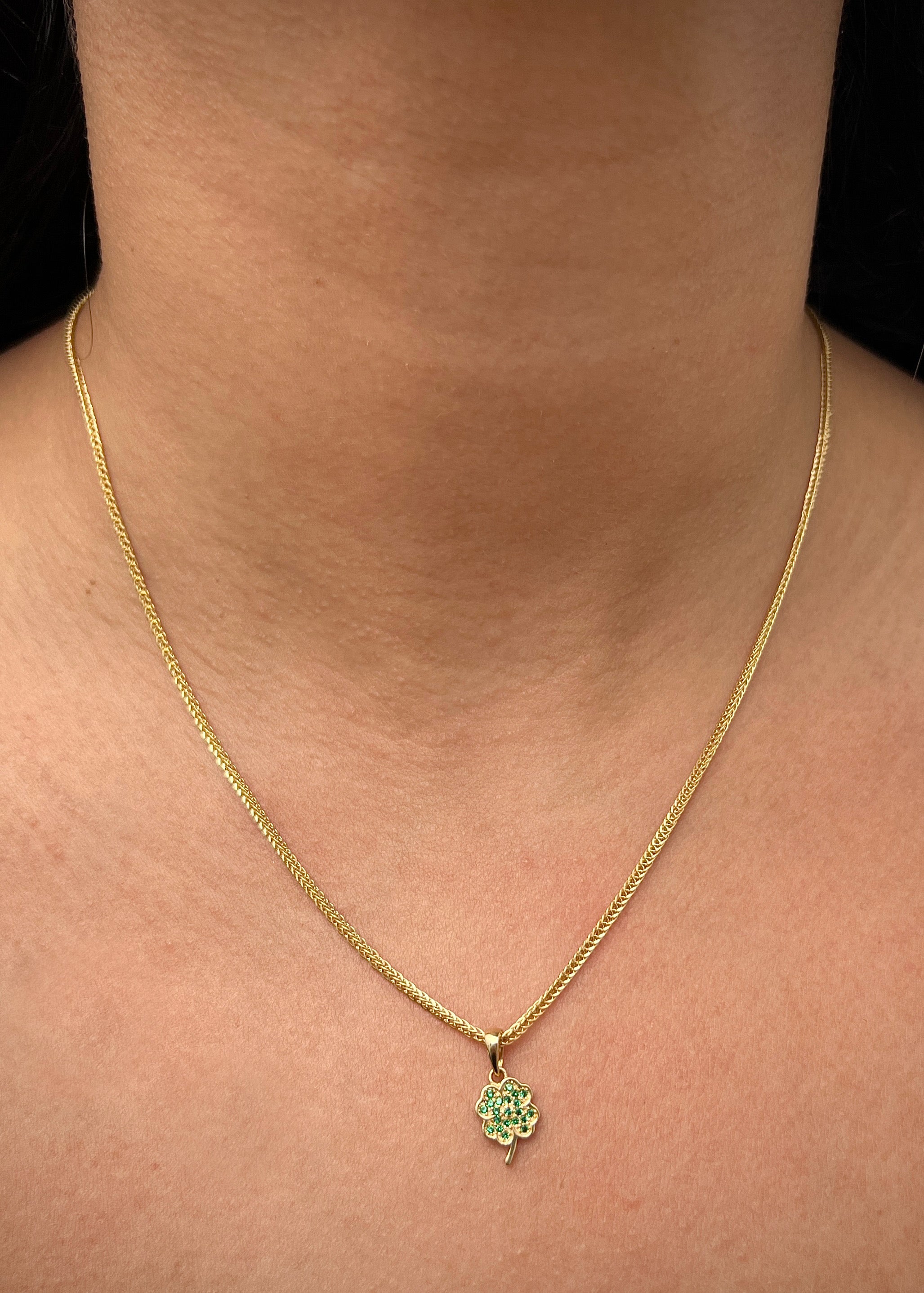 Dije Trebol con swarovski verde 0.8gr / Largo 1.7cm / Oro Amarillo Nac M