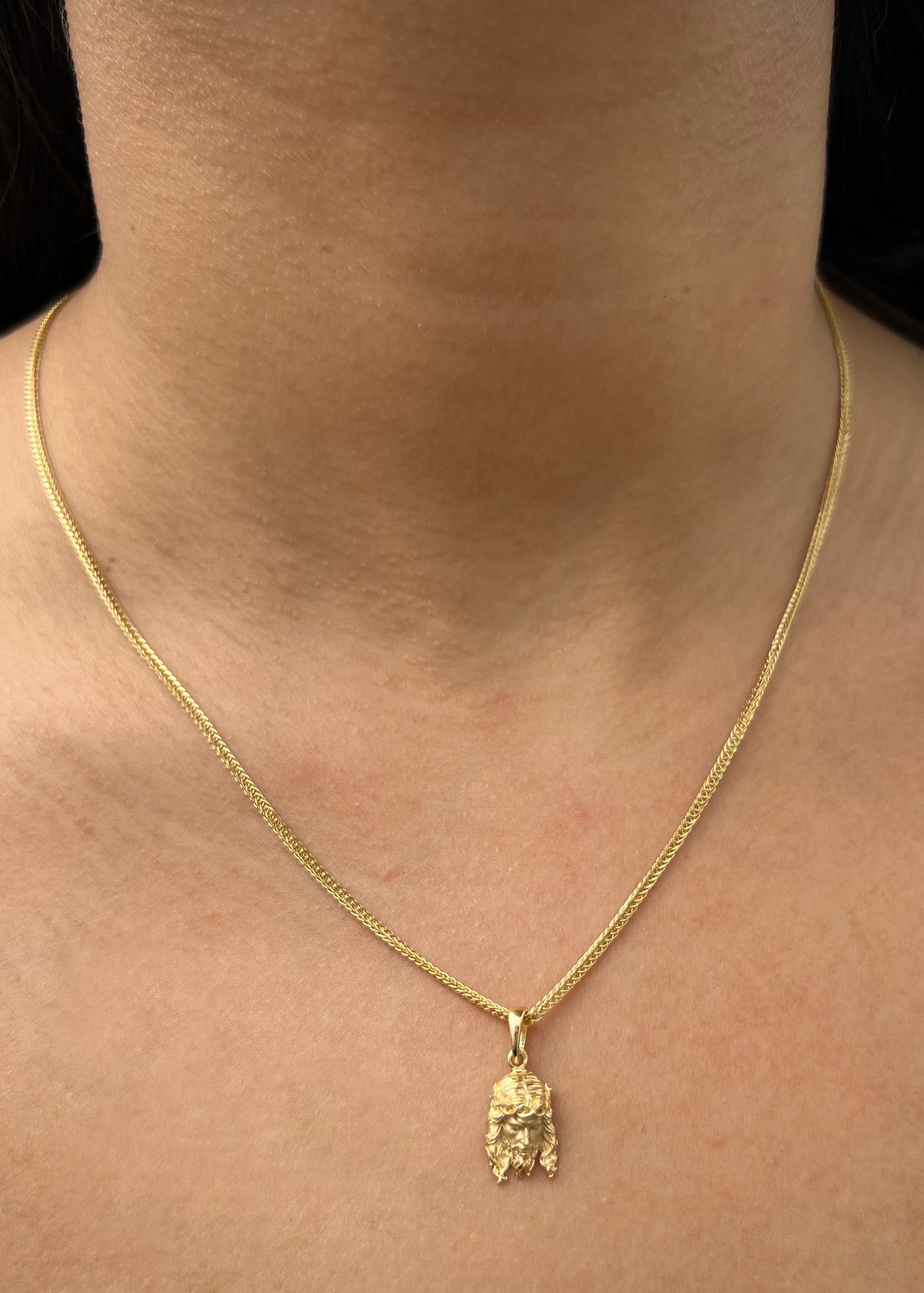 Dije rostro de jesus 2.2gr / Largo 2.1cm / Oro Amarillo Nac B