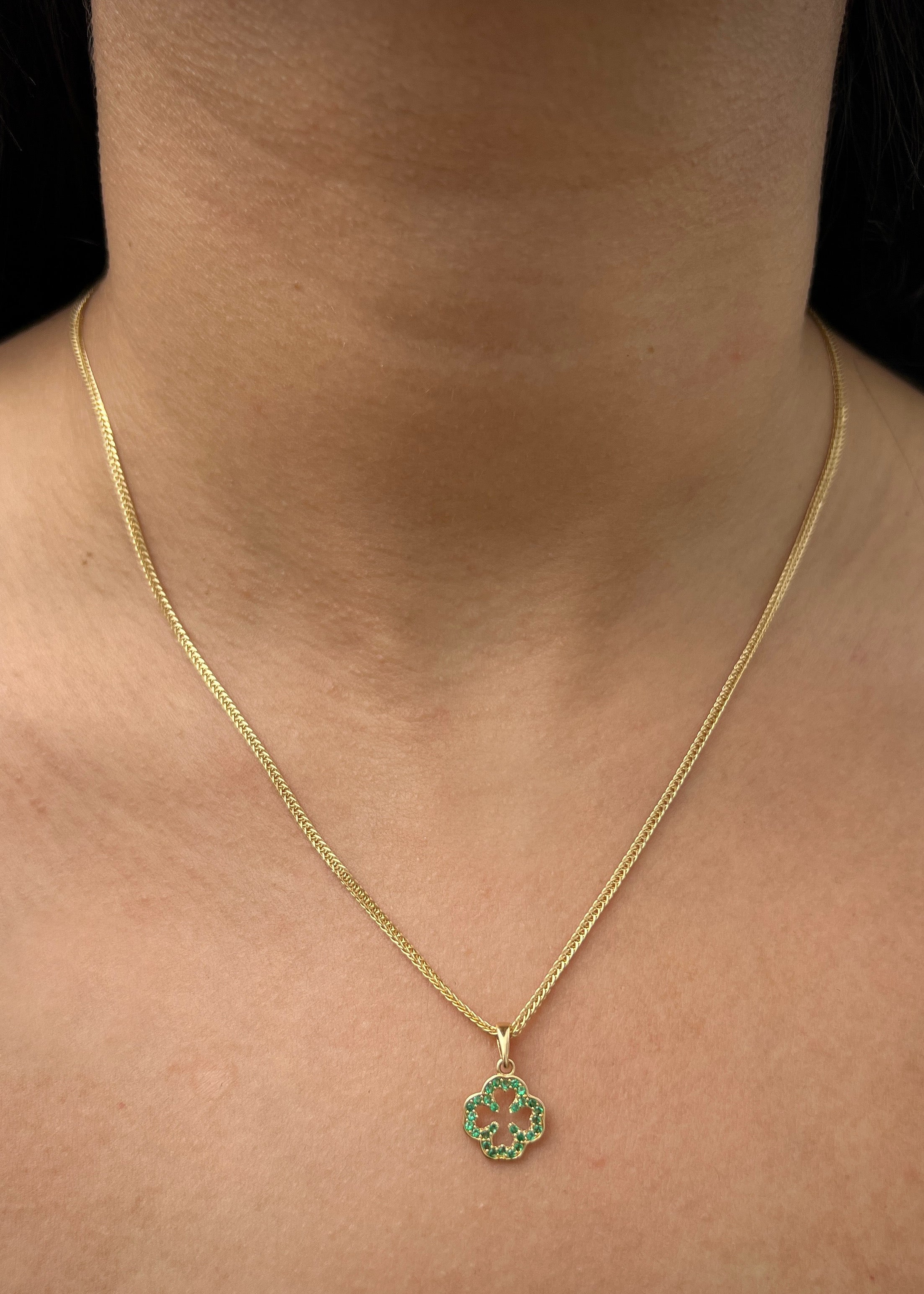 Dije trebol con swarovski verde 0.8gr / Largo 1.7cm / Oro Amarillo Nac P