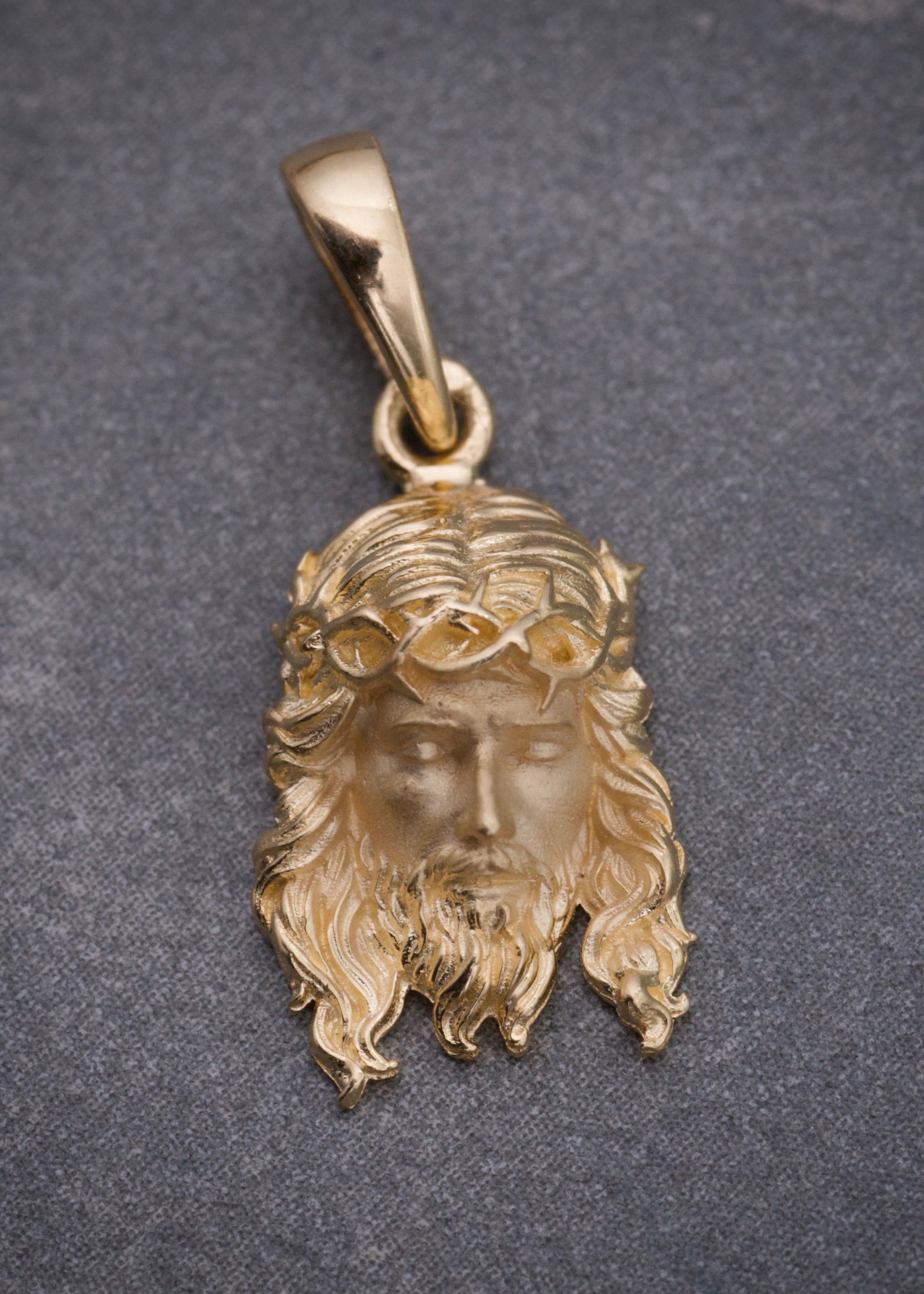 Dije rostro de jesus 2.2gr / Largo 2.1cm / Oro Amarillo Nac B