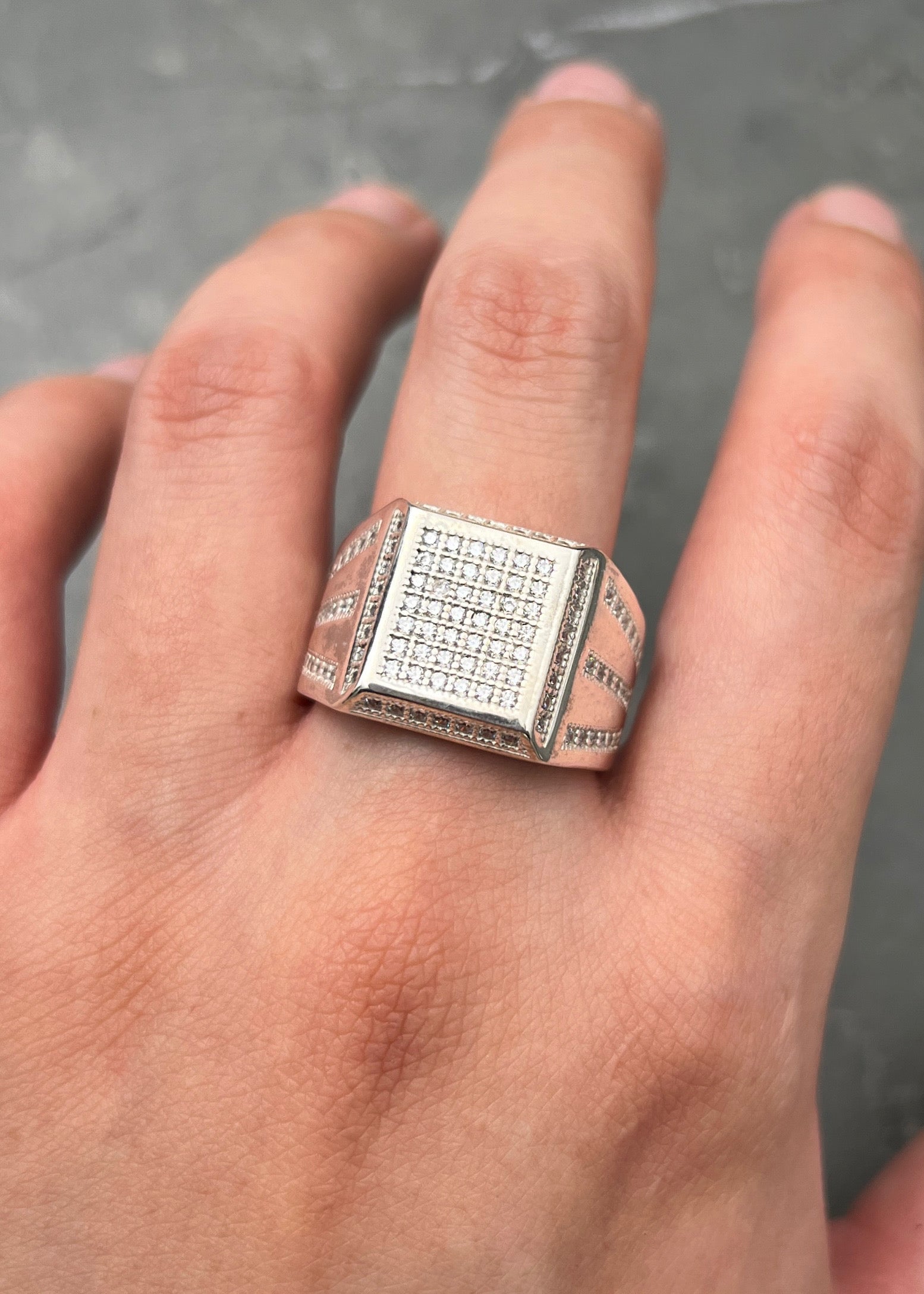 Anillo con swarovski blanco 7.4gr / TALLA 10 1/2 / Plata B