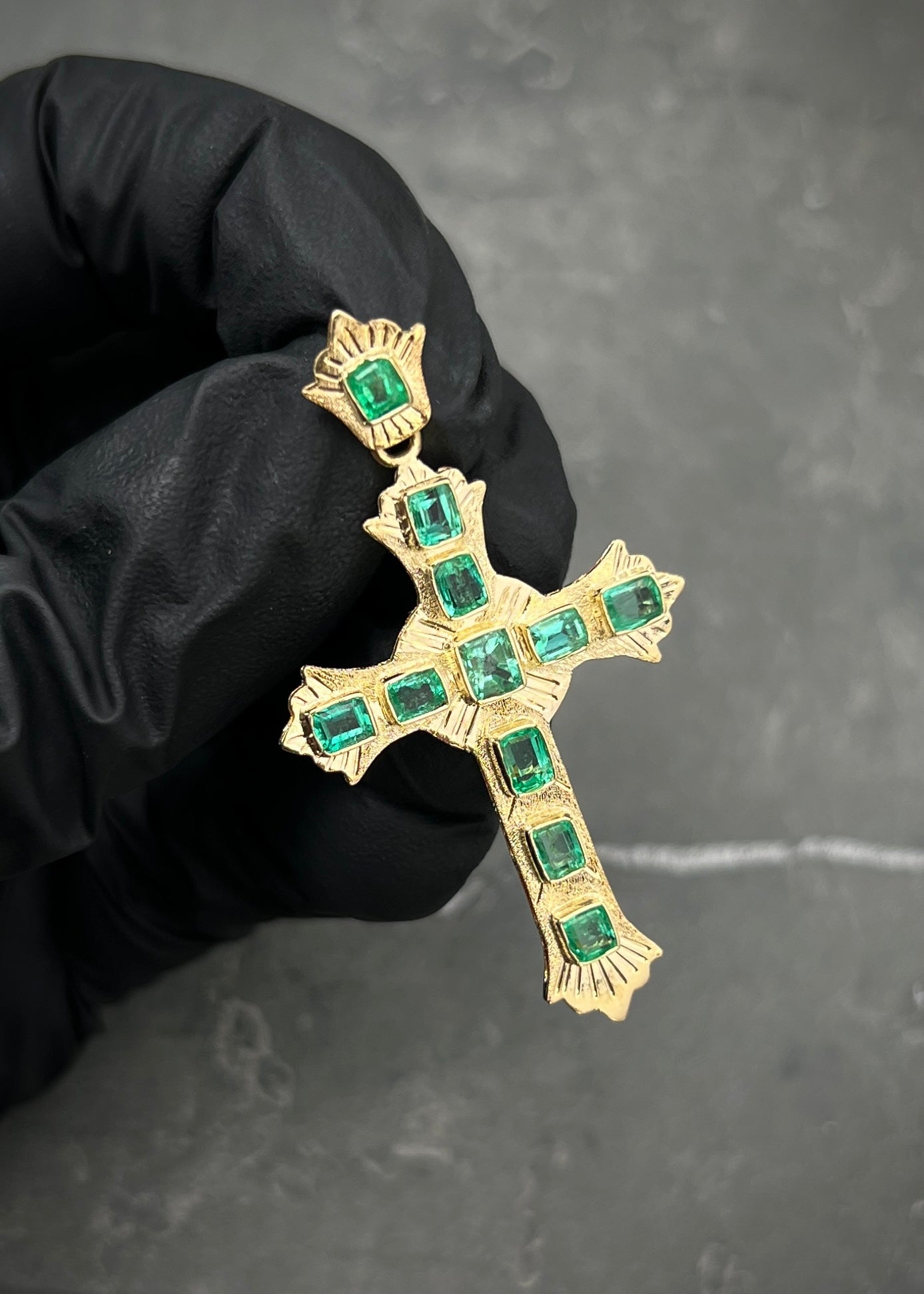 Dije cruz con 180pts de esmeraldas 4.5gr / Largo 4.8cm / Oro Amarillo (Joya) P