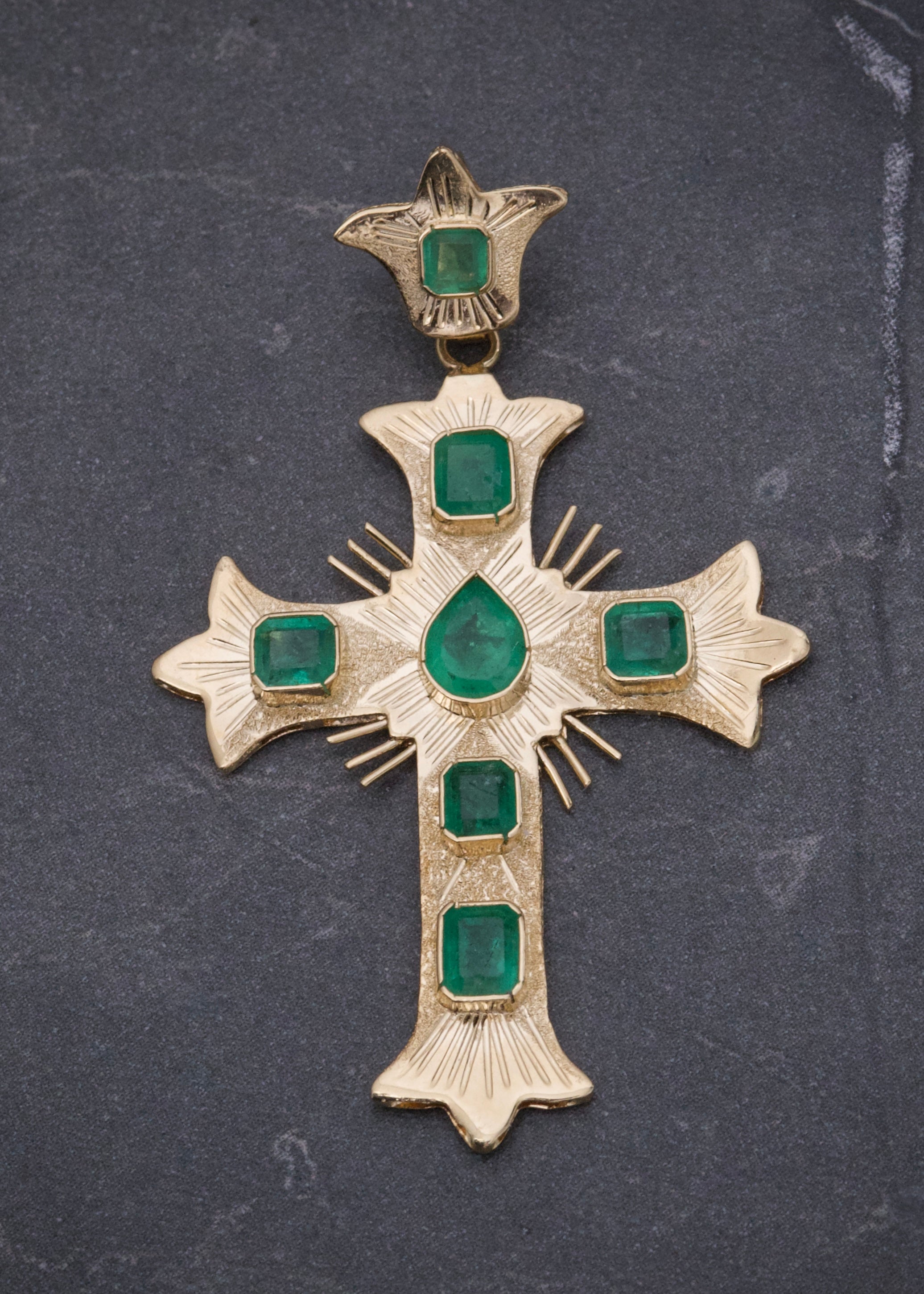 Dije cruz con 200pts de esmeralda 3.3gr / Largo 4.7cm / Oro Amarillo (Joya) M