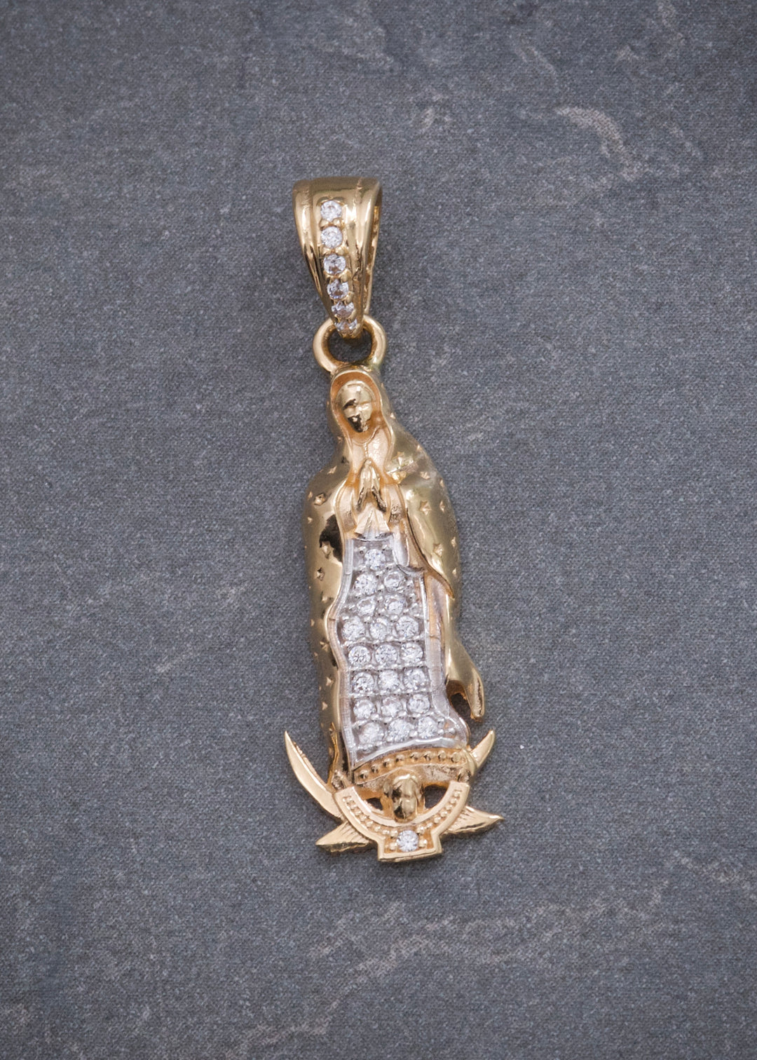 Dije Virgen de Guadalupe con Swarovskis Blancos 2.55gr / 3.1cm / 10mm — Oro Amarillo