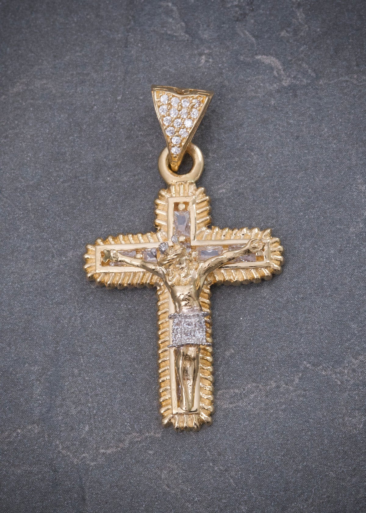 Dije Cruz con Cristo Swarovskis Blancos 6.6gr / 3.9cm / 22mm — Oro Amarillo