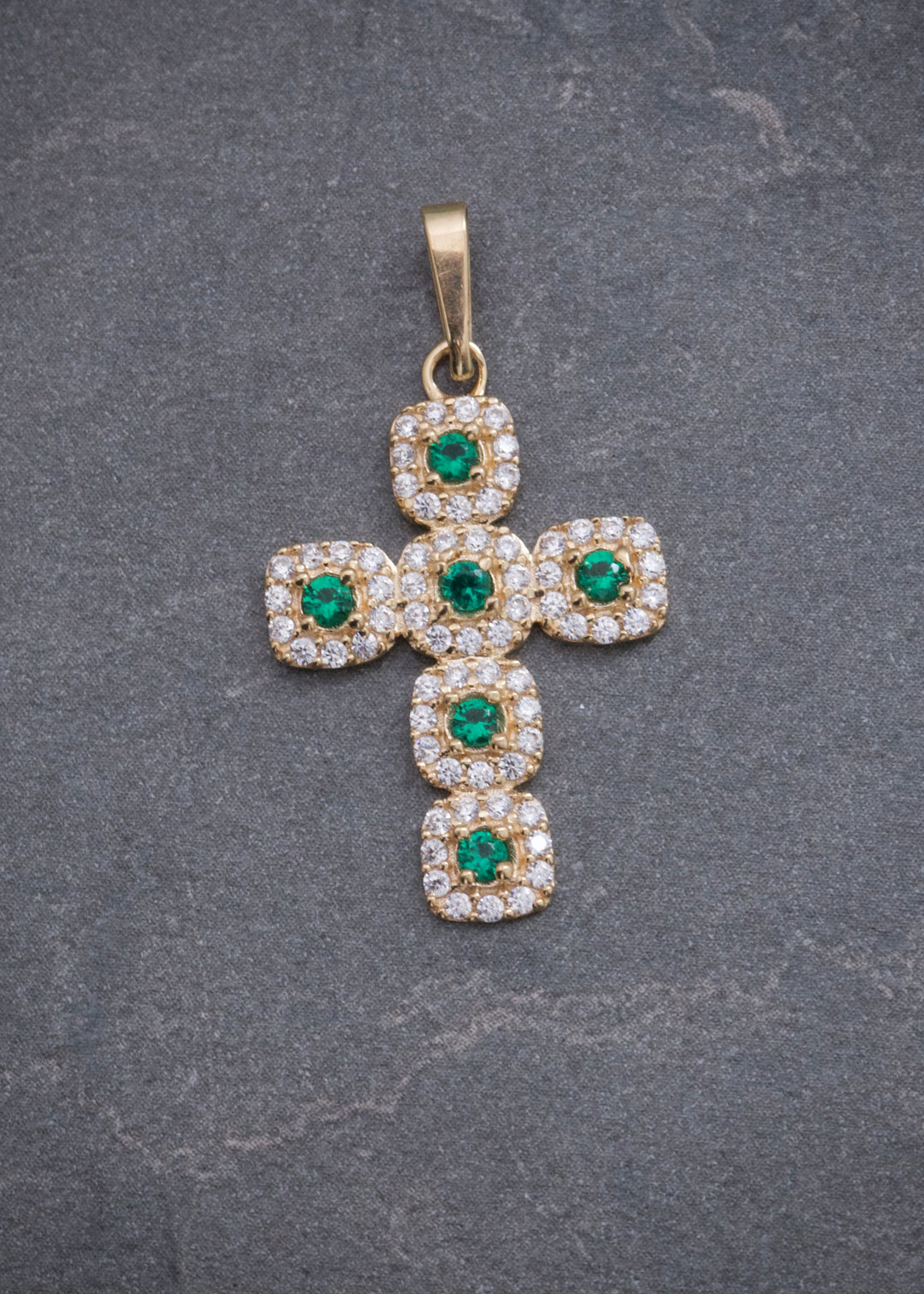 Dije Cruz con Swarovski Verde y Blanco 1.9gr / 3cm / 16mm — Oro Amarillo