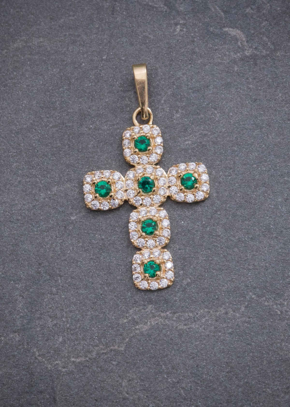 Dije Cruz con Swarovskis Blancos y Verdes 1.8gr / 3cm / 16mm — Oro Amarillo