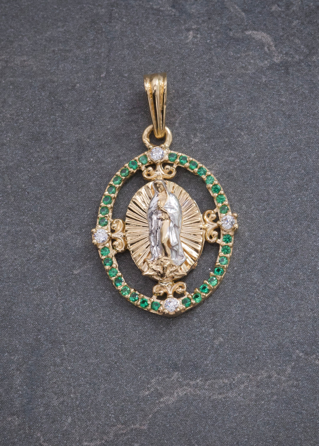 Dije Virgen de Guadalupe con Swarovski Verde y Blanco 2.35gr / 2.6cm / 15mm — Oro Amarillo