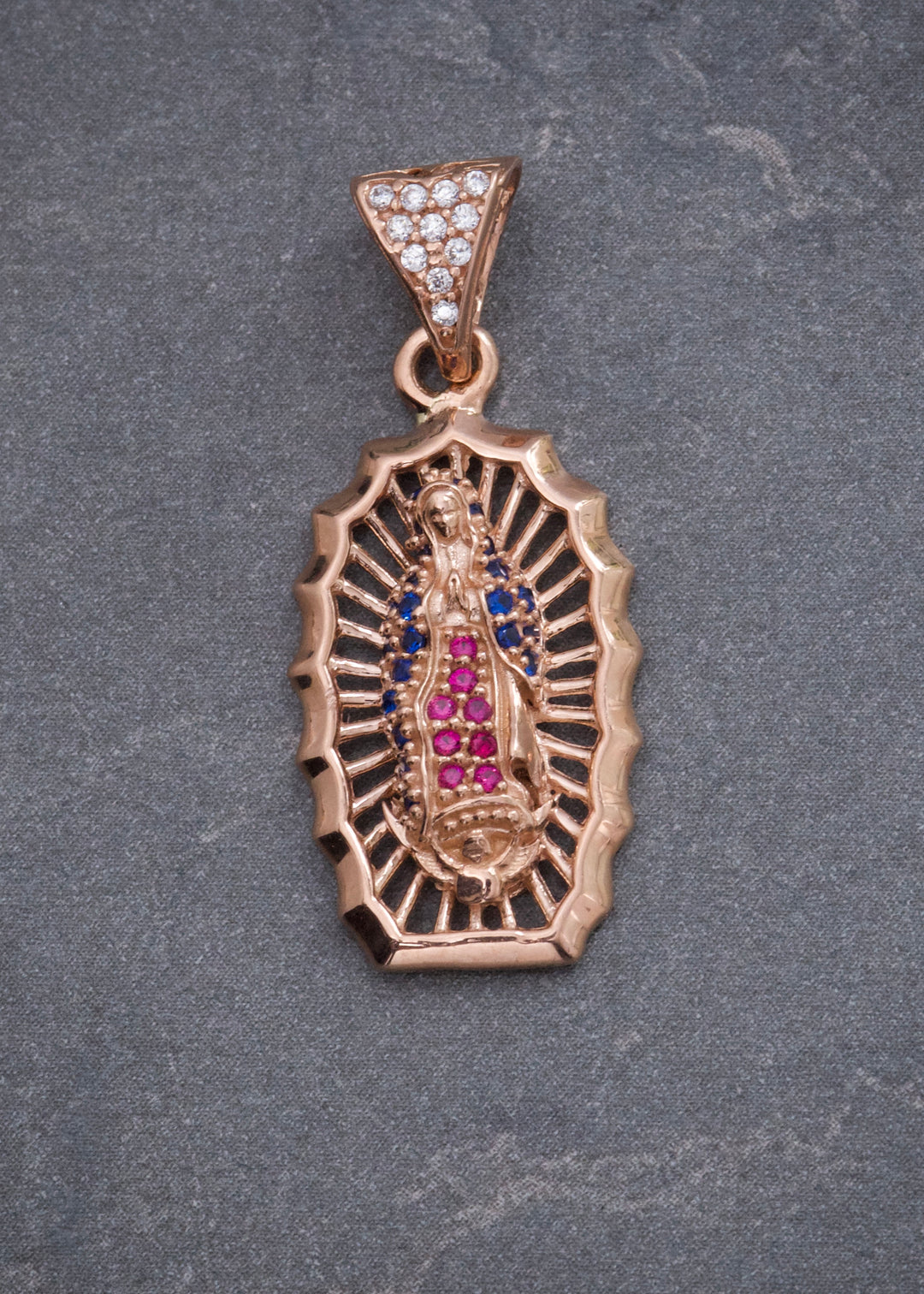 Dije Virgen de Guadalupe con Swarovski Azul y Fucsia 2.9gr / 3cm / 13mm — Oro Rosado