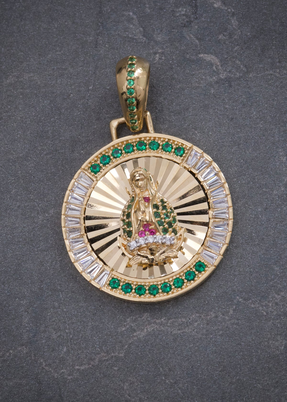 Dije Virgen de Guadalupe con Swarovski Verde y Blanco 6.85gr / 3.4cm / 24mm — Oro Amarillo