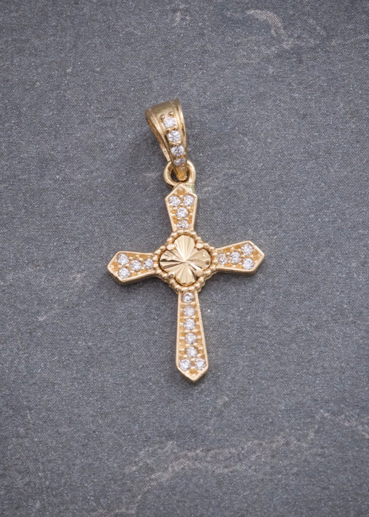 Dije Cruz Lucky Clover con Swarovski Blanco 1.2gr / 2.4cm / 13mm — Oro Amarillo
