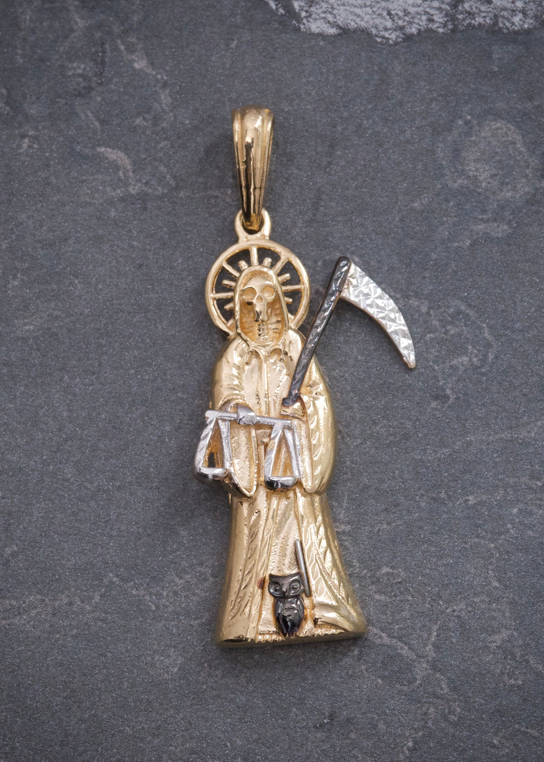 Dije Santa Muerte con Swarovskis Blancos 6.15gr / 4.4cm / 17mm — Oro Amarillo