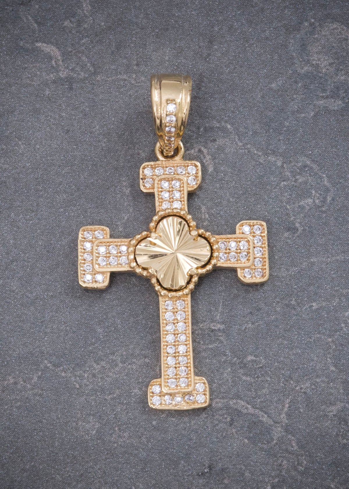 Dije Cruz Lucky Clover con Swarovski Blanco 3.5gr / 3.7cm / 21mm — Oro Amarillo