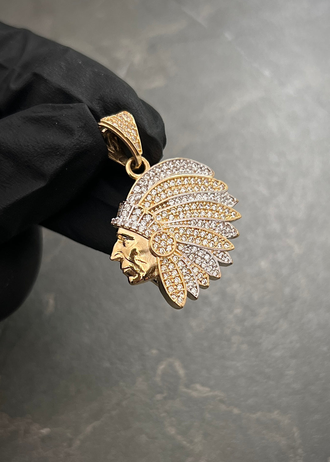 Dije Indio con Swarovski Blancos 5.75gr / 3.3cm / 23mm — Oro Amarillo