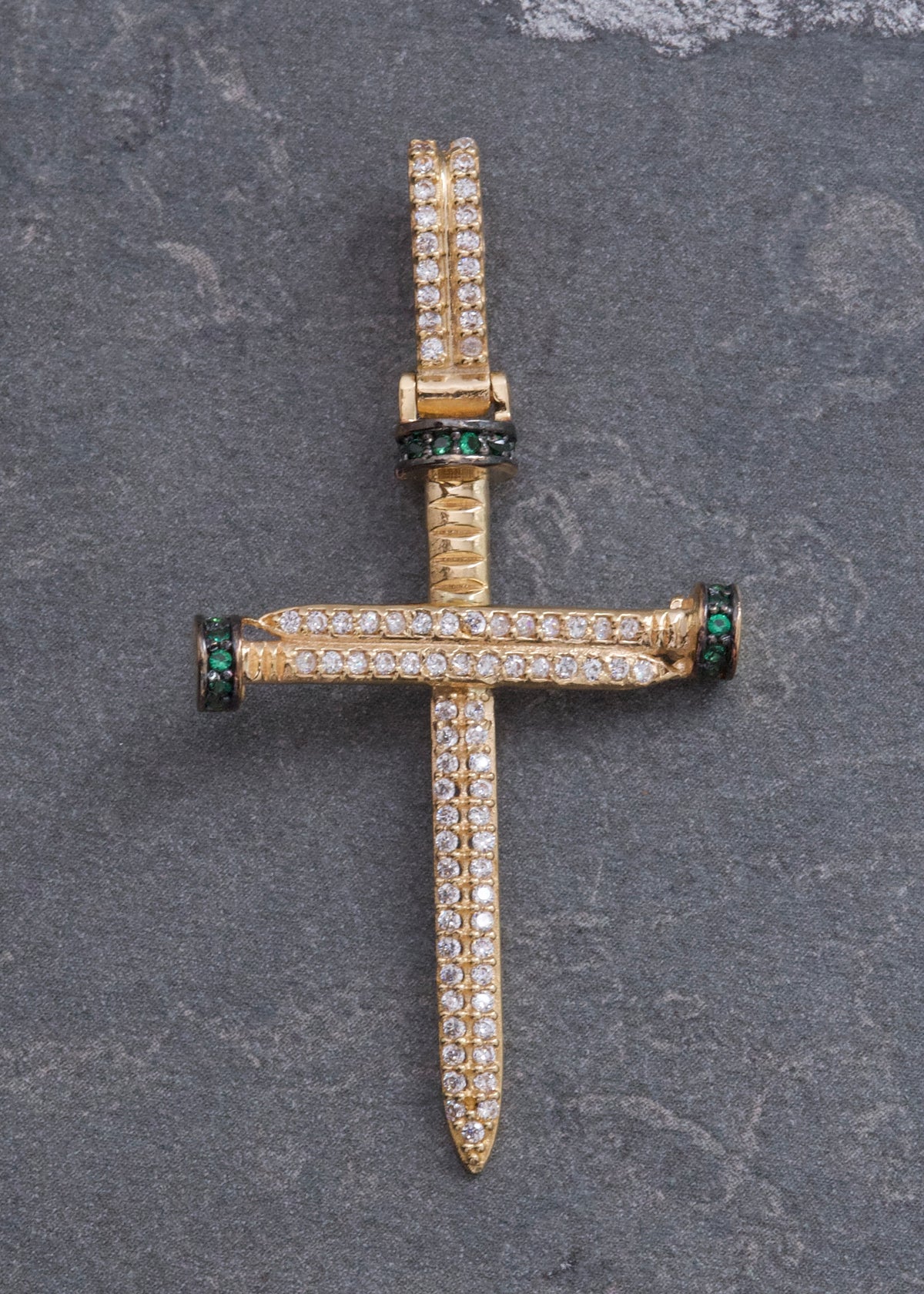 Dije Cruz Clavo con Swarovski Verde 4.2gr / 4.7cm / 25mm — Oro Amarillo