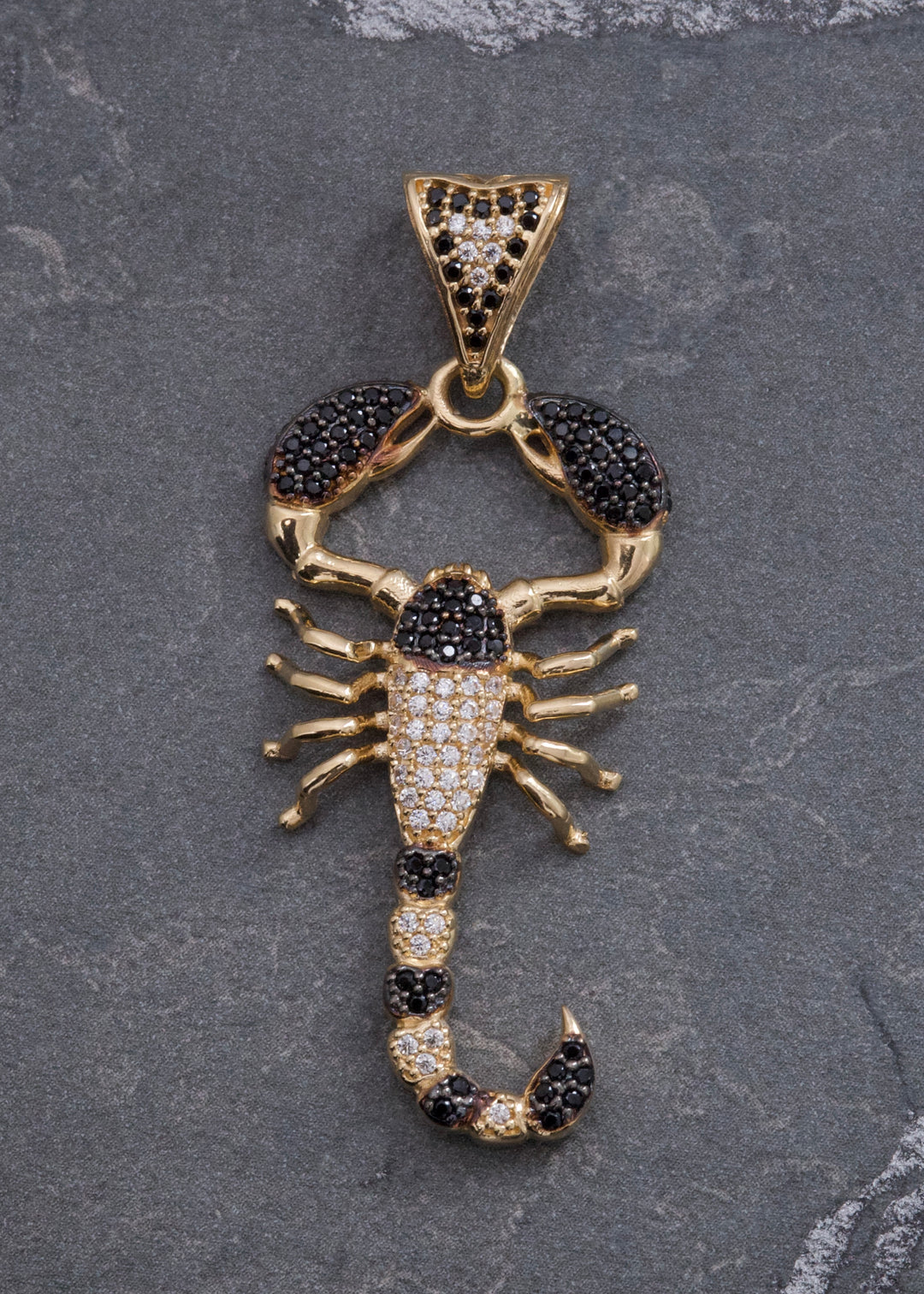 Dije Escorpion con Swarovskis 6.7gr / 4.8cm / 20mm — Oro Amarillo