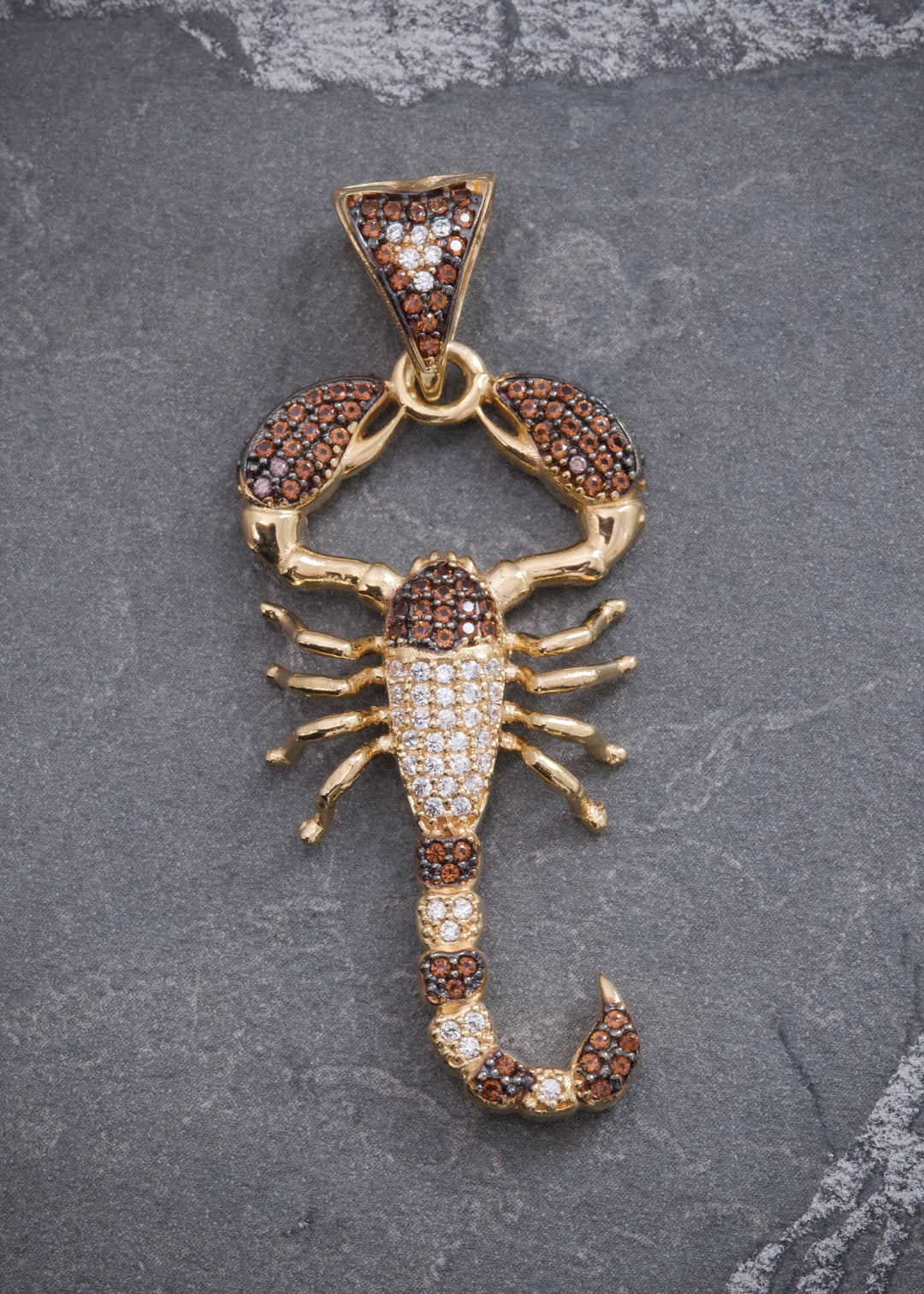 Dije Escorpion con Swarovskis 6.9gr / 4.8cm / 20mm — Oro Amarillo