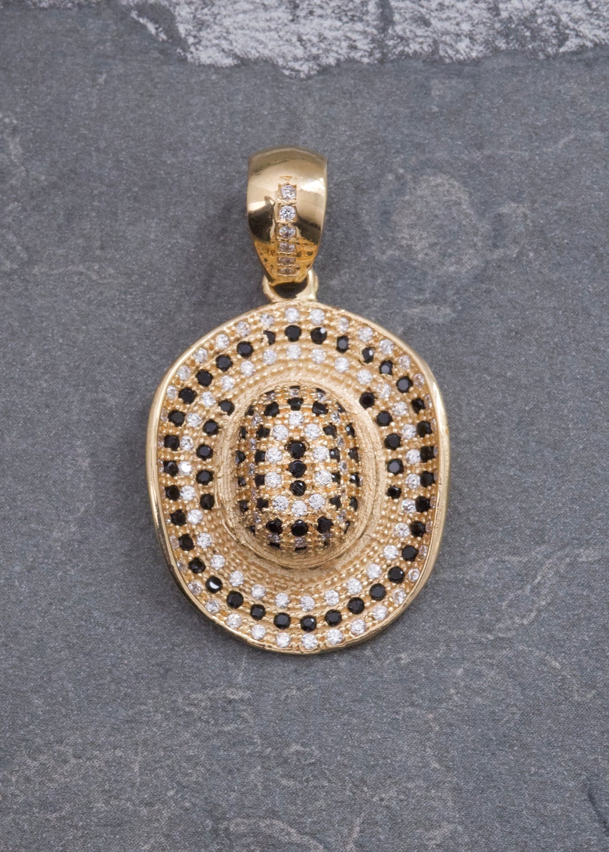 Dije Sombrero con Swarovski Blanco y Negro 6.1gr / 3.2cm / 19mm — Oro Amarillo