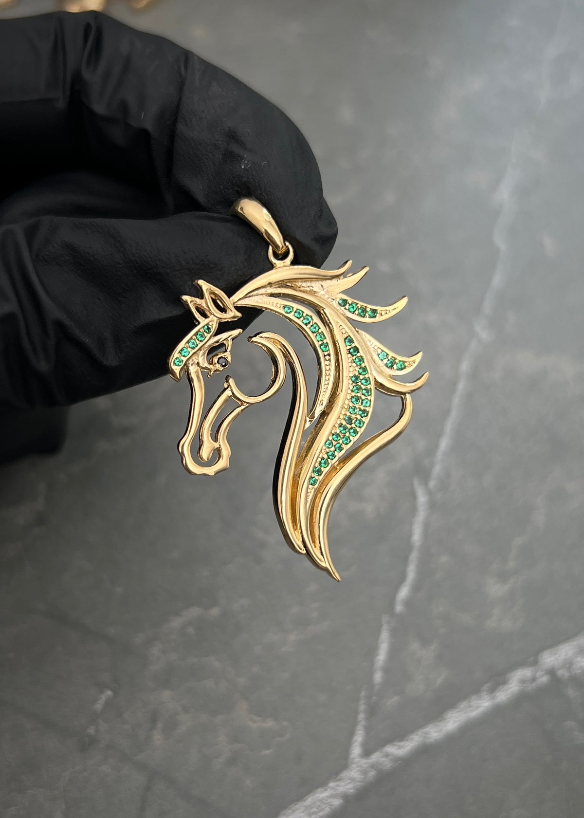 Dije Caballo con Swarovski Verde 7.15gr / 4.5cm / 30mm — Oro Amarillo