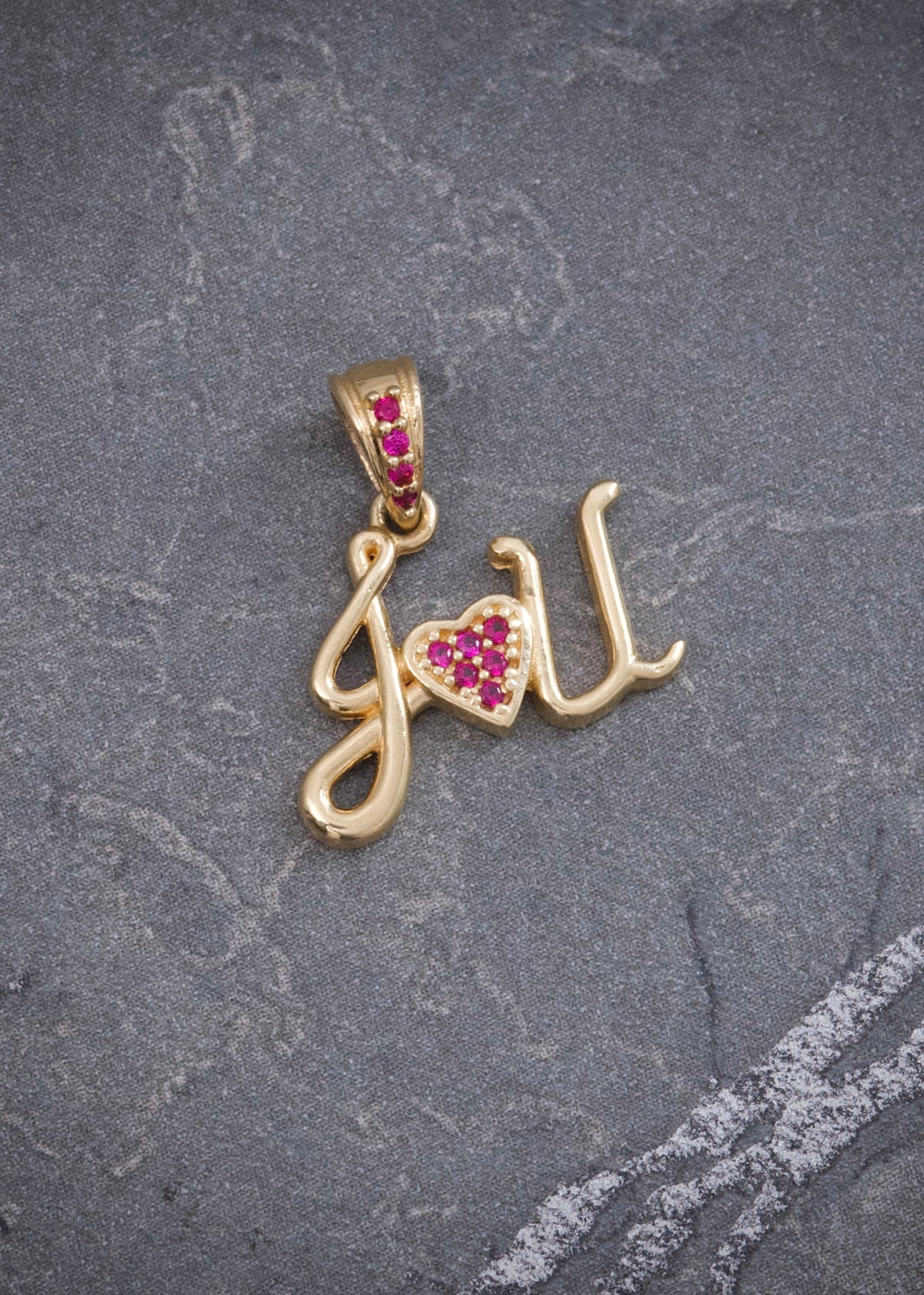 Dije con Swarovski Fucsia 1.35gr / 1.7cm / 15.8mm — Oro Amarillo