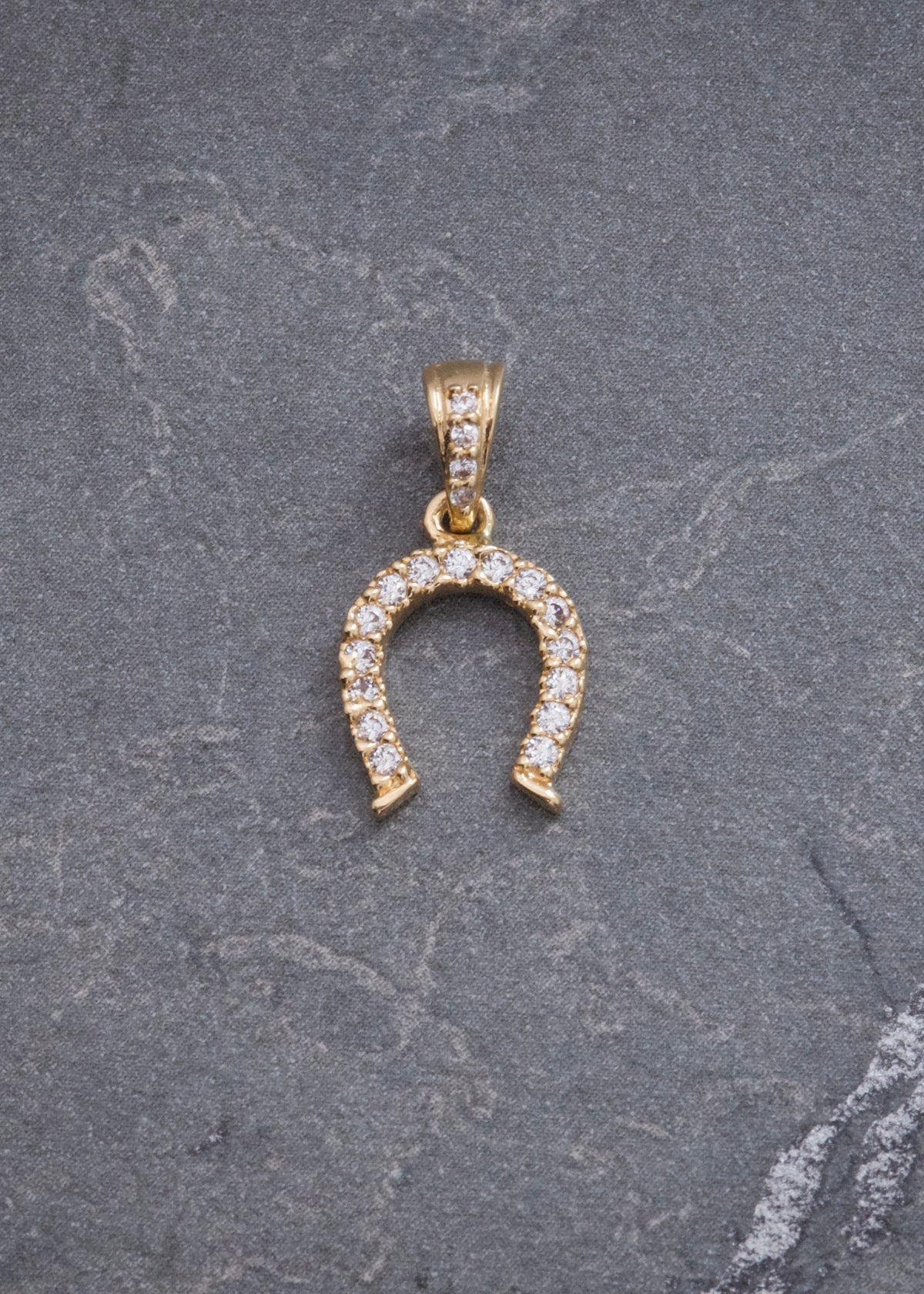 Dije Herradura de Caballo con Swarovski Blanco 0.9gr / 1.7cm / 9.5mm — Oro Amarillo