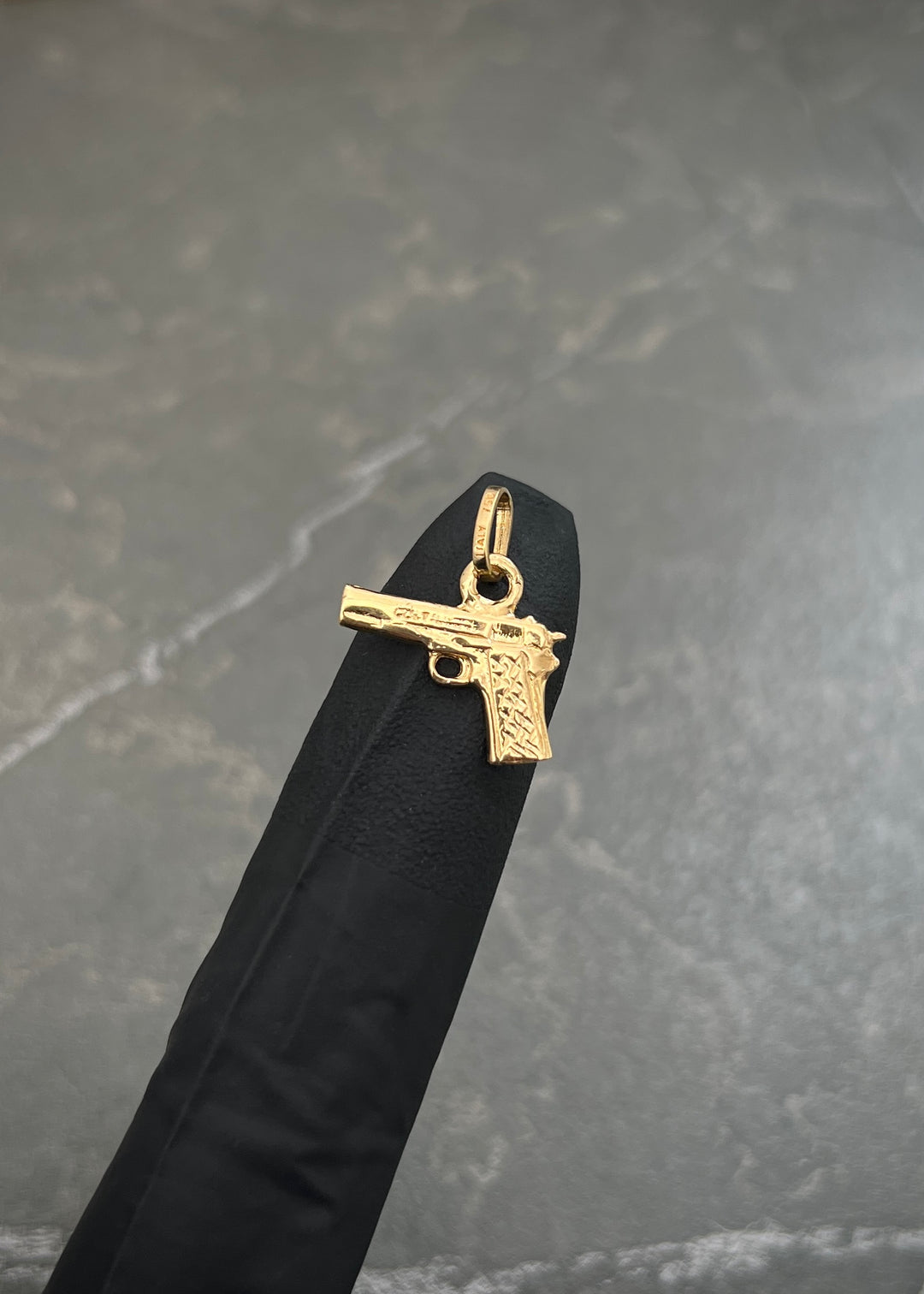 Dije Pistola 1.4gr / 1.8cm / 15.5mm — Oro Amarillo