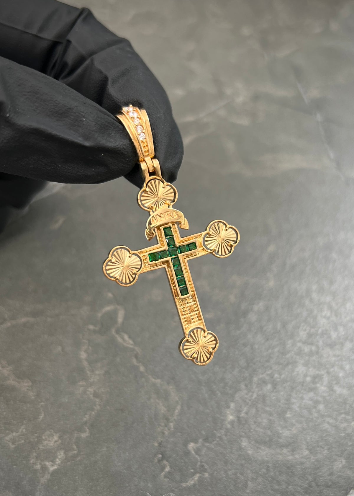 Dije Cruz Lucky Clover con Swarovski Verde 5.95gr / 5.1cm / 28mm — Oro Amarillo