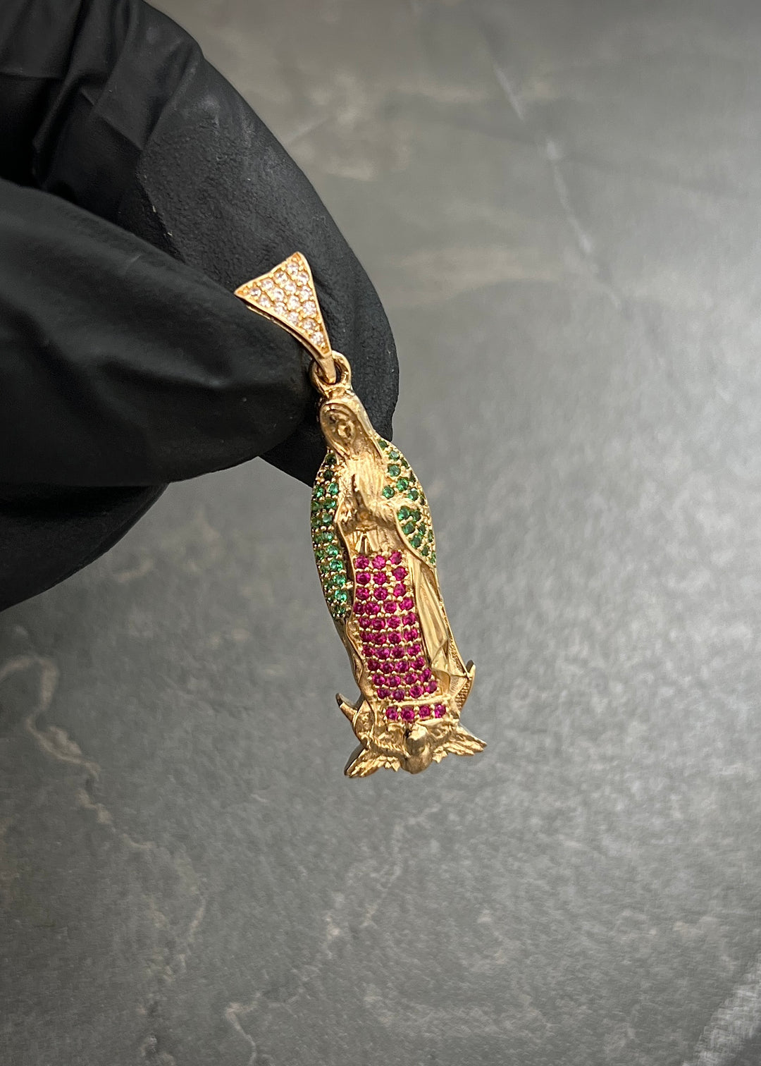 Dije Virgen de Guadalupe con Swarovski Verde y Fucsia 4.8gr / 4.1cm / 9mm — Oro Amarillo