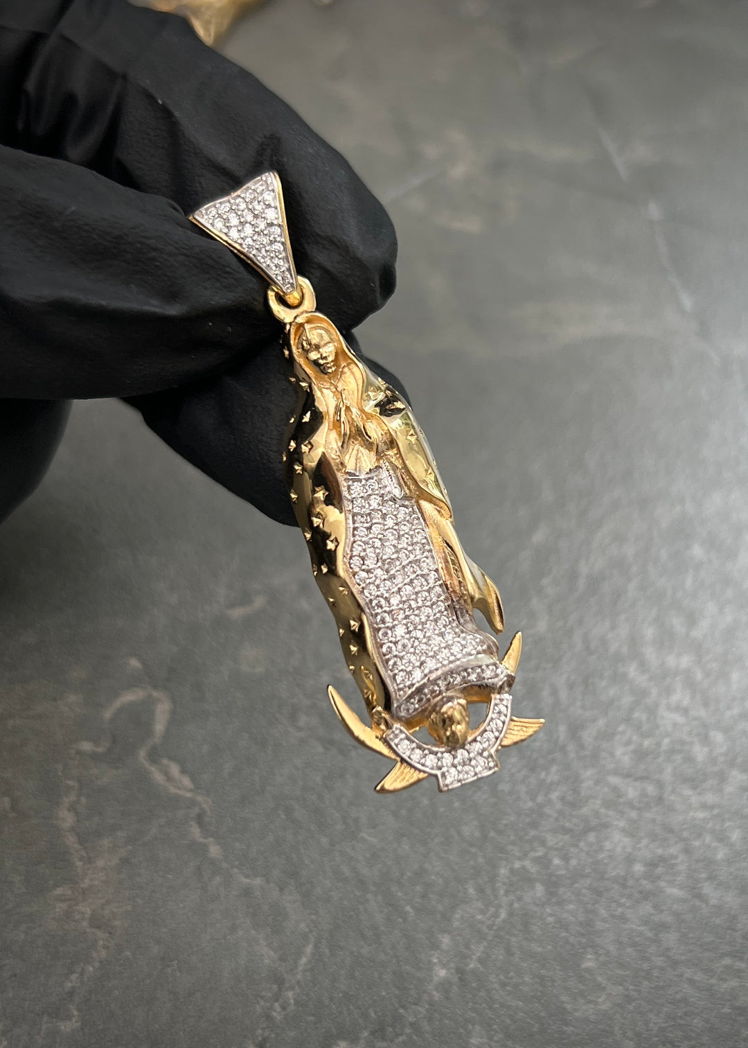 Dije Virgen de Guadalupe con Swarovskis Blancos 9.6gr / 5.2cm / 16mm — Oro Amarillo