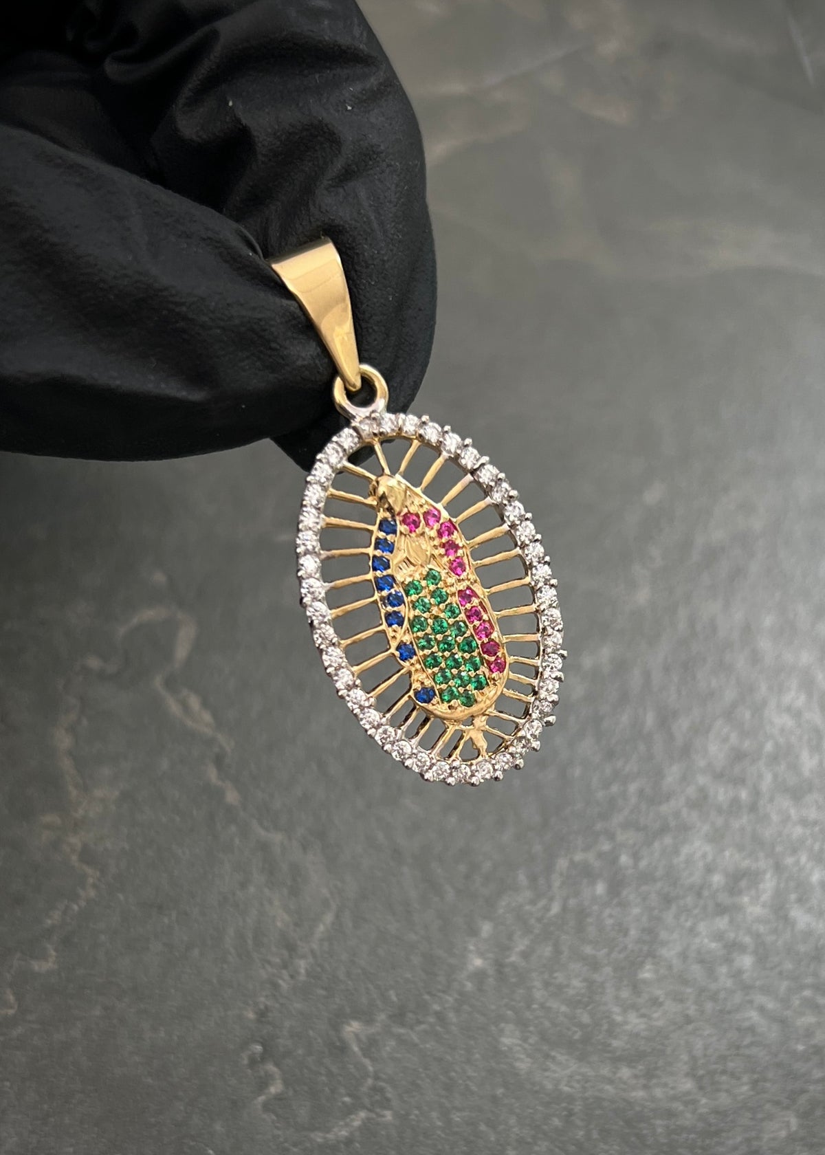 Dije Virgen de Guadalupe con Swarovski Azul y Fucsia 2.7gr / 3.7cm / 17mm — Oro Amarillo