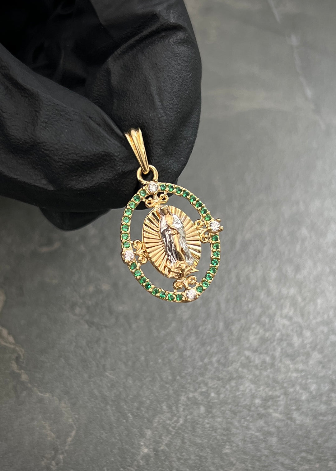 Dije Virgen de Guadalupe con Swarovski Verde y Blanco 2.35gr / 2.6cm / 15mm — Oro Amarillo