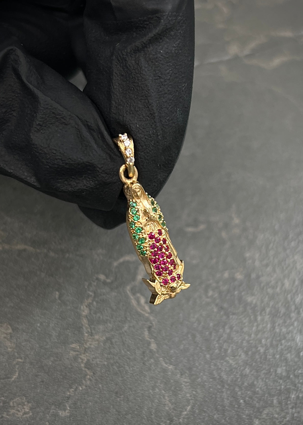 Dije Virgen de Guadalupe con Swarovski Verde y Fucsia 2.15gr / 2.7cm / 8mm — Oro Amarillo